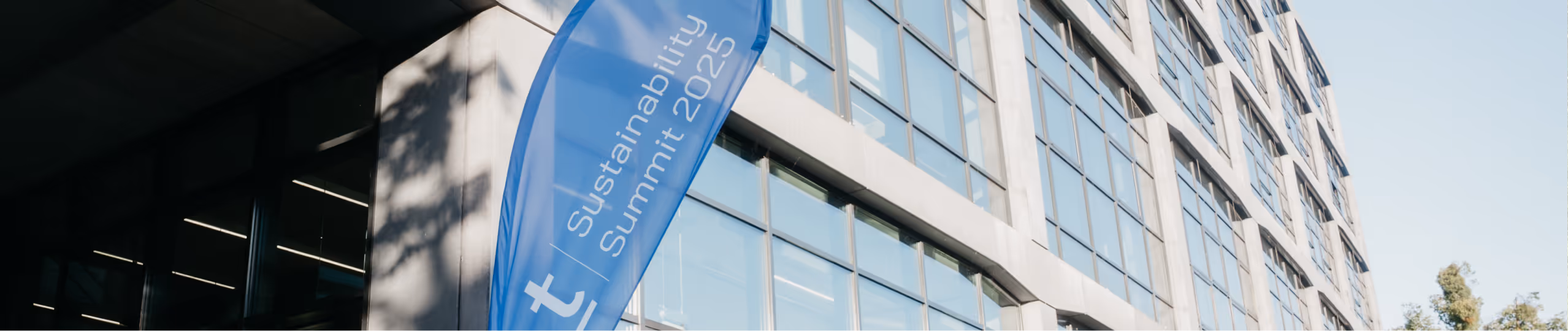 Zwei Nachhaltigkeitsmanager die eine Visite machen