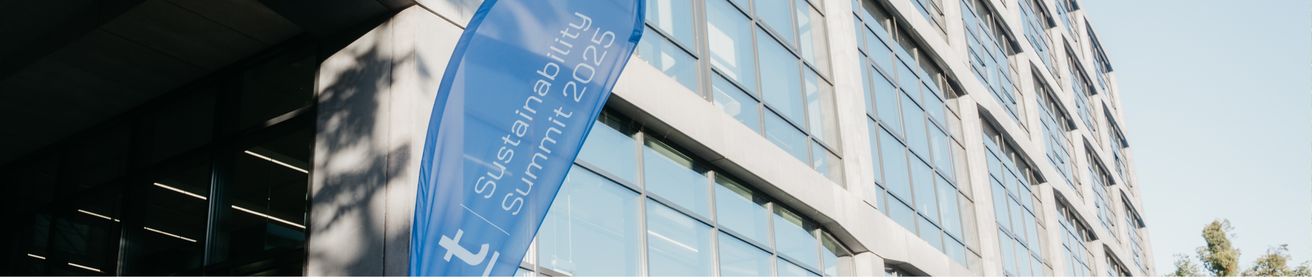 Zwei Nachhaltigkeitsmanager die eine Visite machen