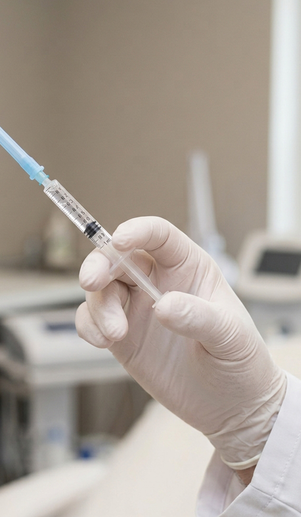 Arzt hält Spritze mit Hyaluronsäure in Hand zur Injektionsbehandlung bei Arthrose