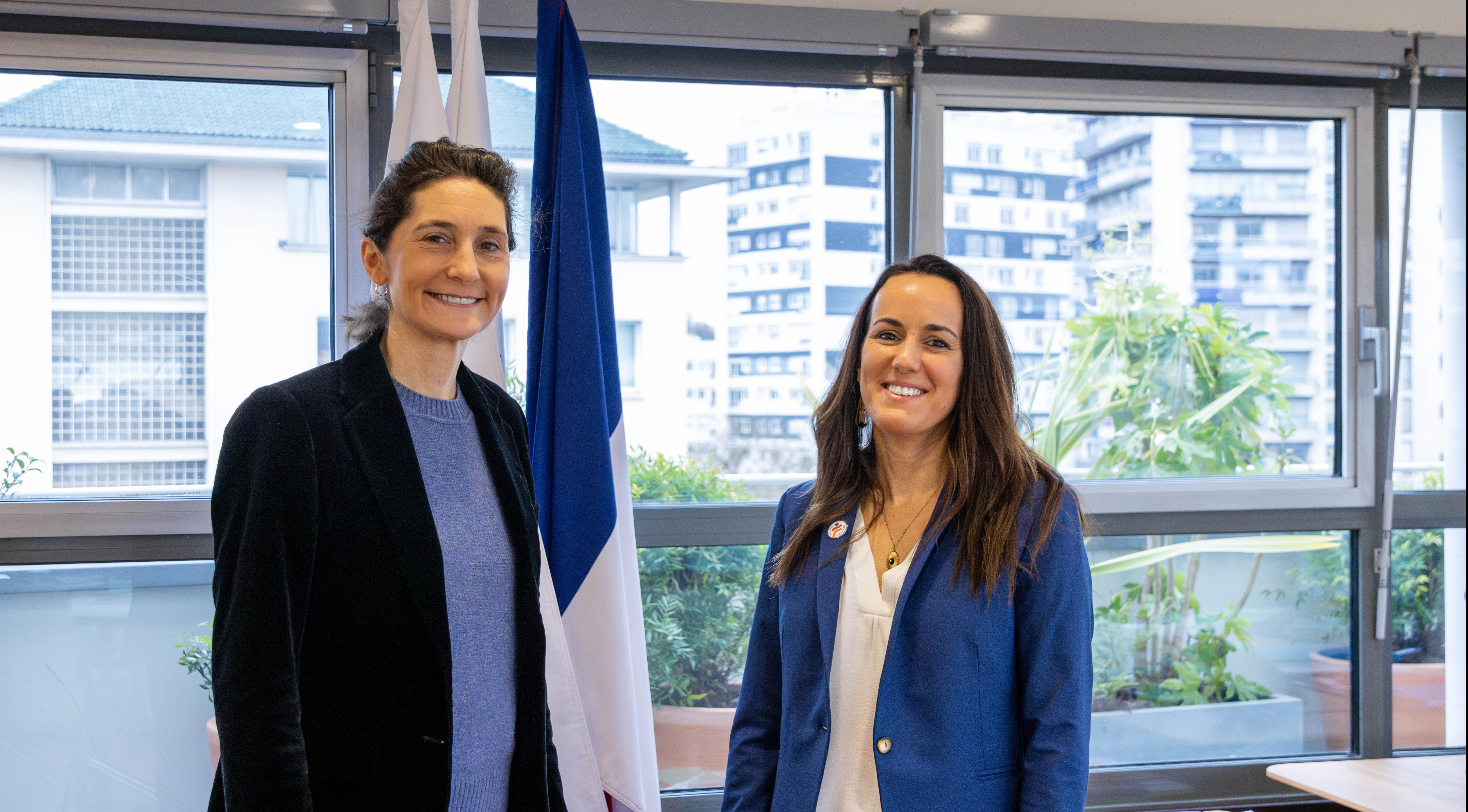 photo Signature Convention Mercato - Amélie Oudéa Castera (présidente du CNOSF) - Jenny Gaultier Vallat (présidente Fondation Mercato)‍