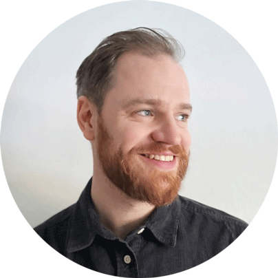 Portrait of Niklas, with a neutral background