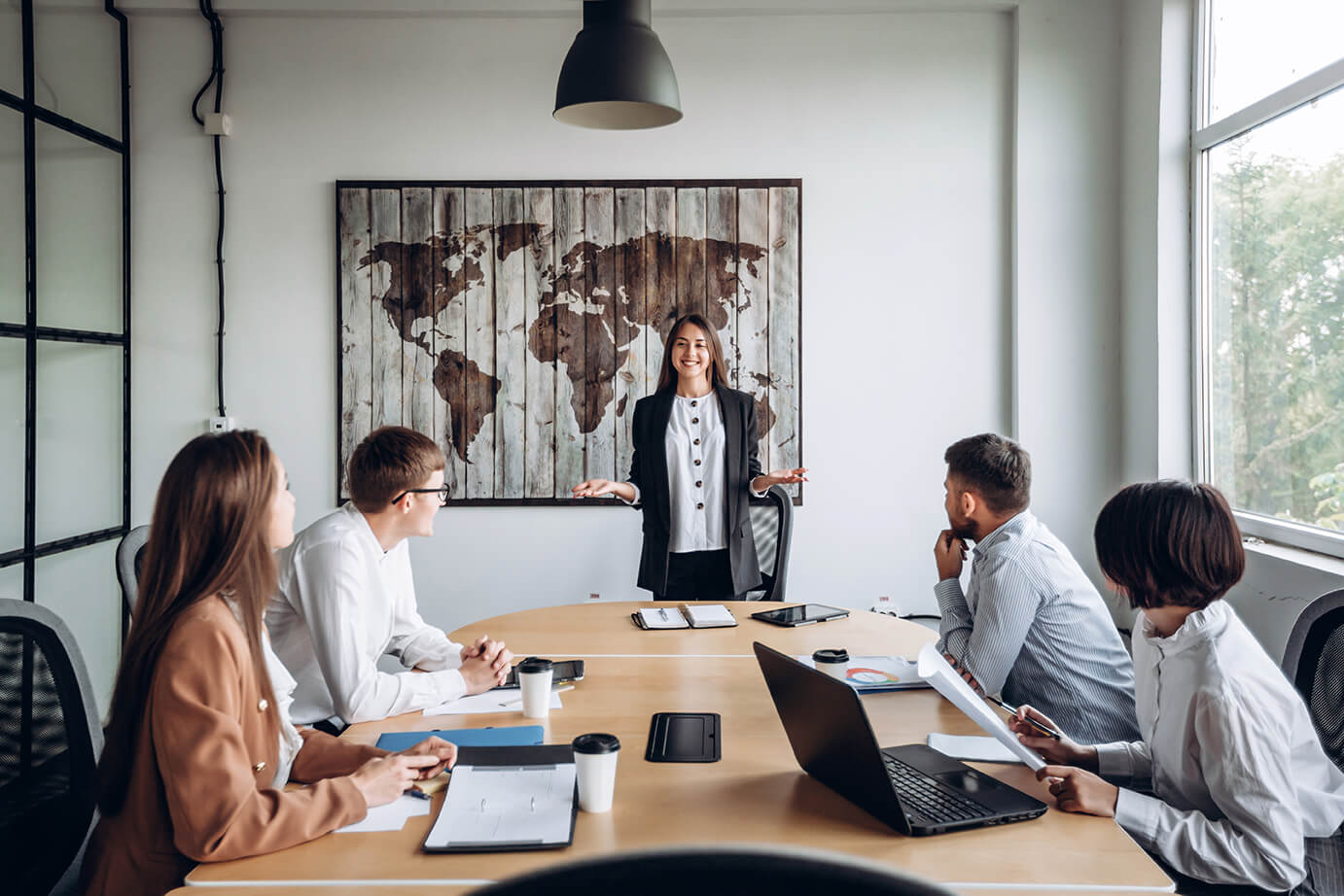 personas en una junta de negocios