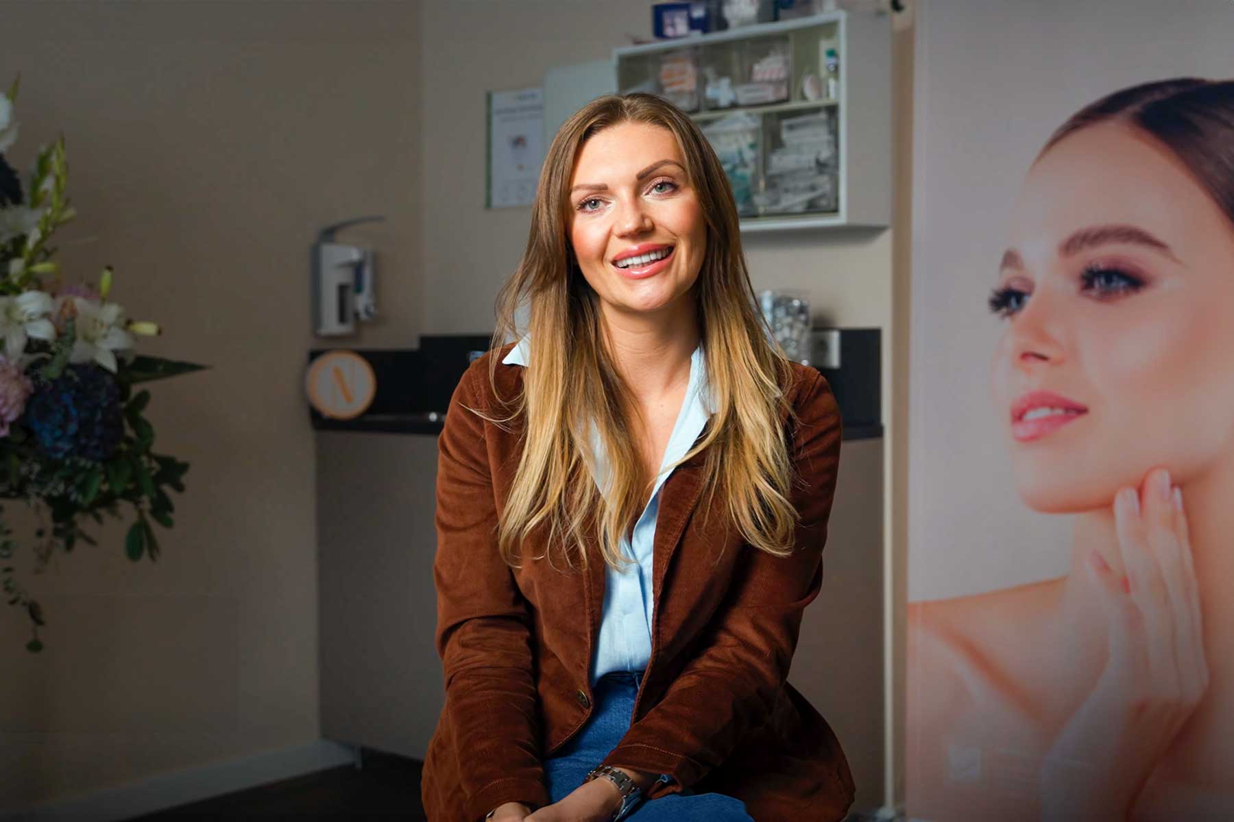 Patientin nach ästhetischer Gesichtsbehandlung mit natürlichem Ergebnis