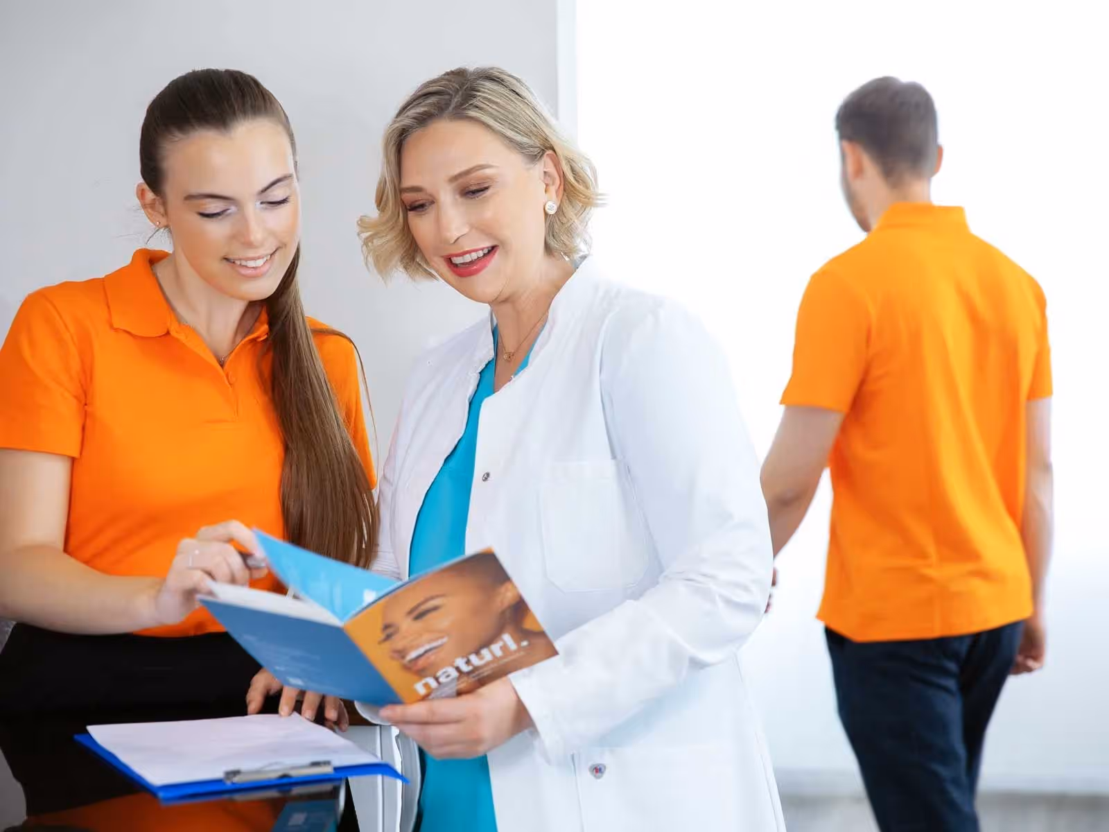 Dr. Anna Lukyanova im Gespräch mit einer Mitarbeiterin in der NATURL Praxis in Düsseldorf