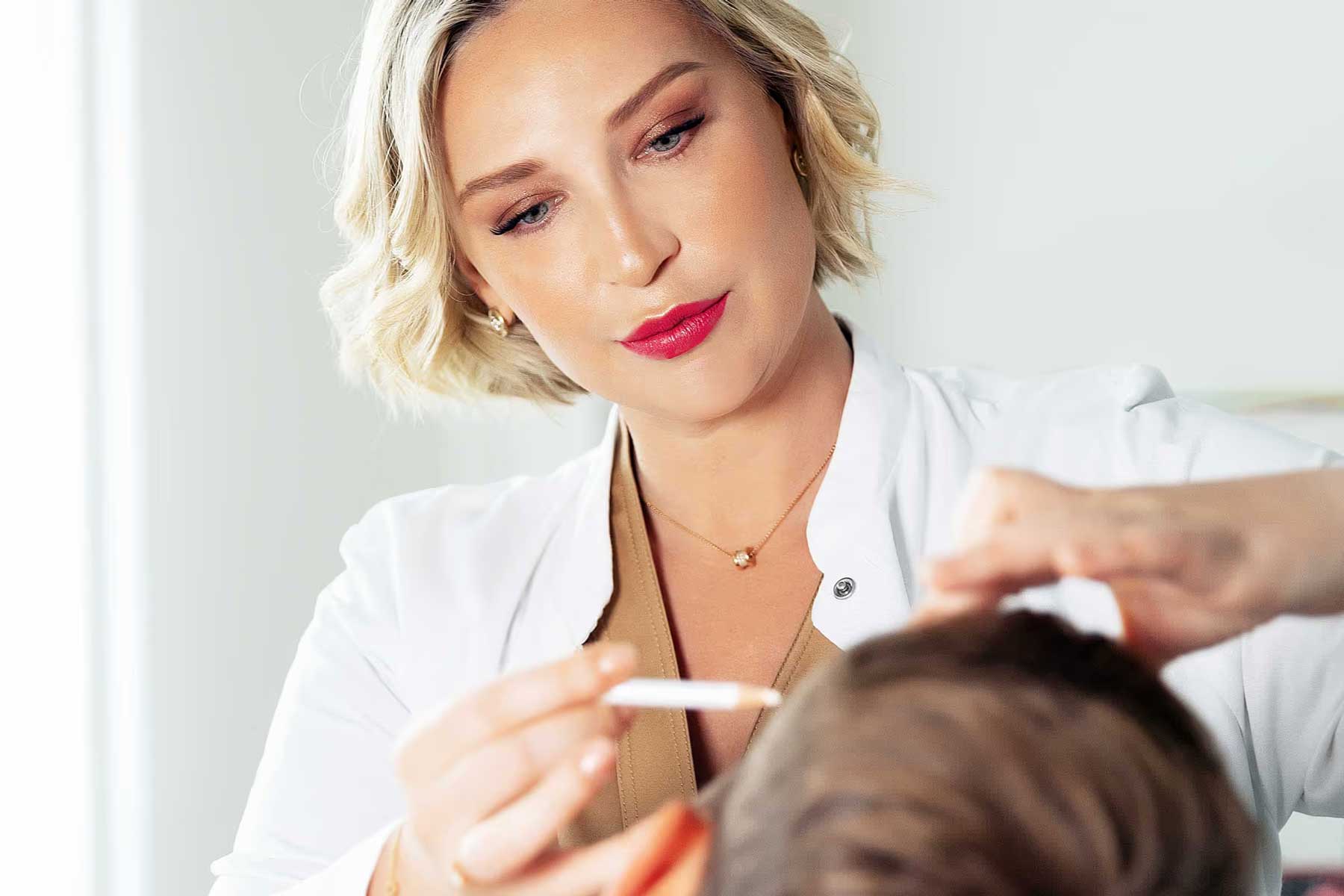 Dr. Anna Lukyanova mit einer Patientin