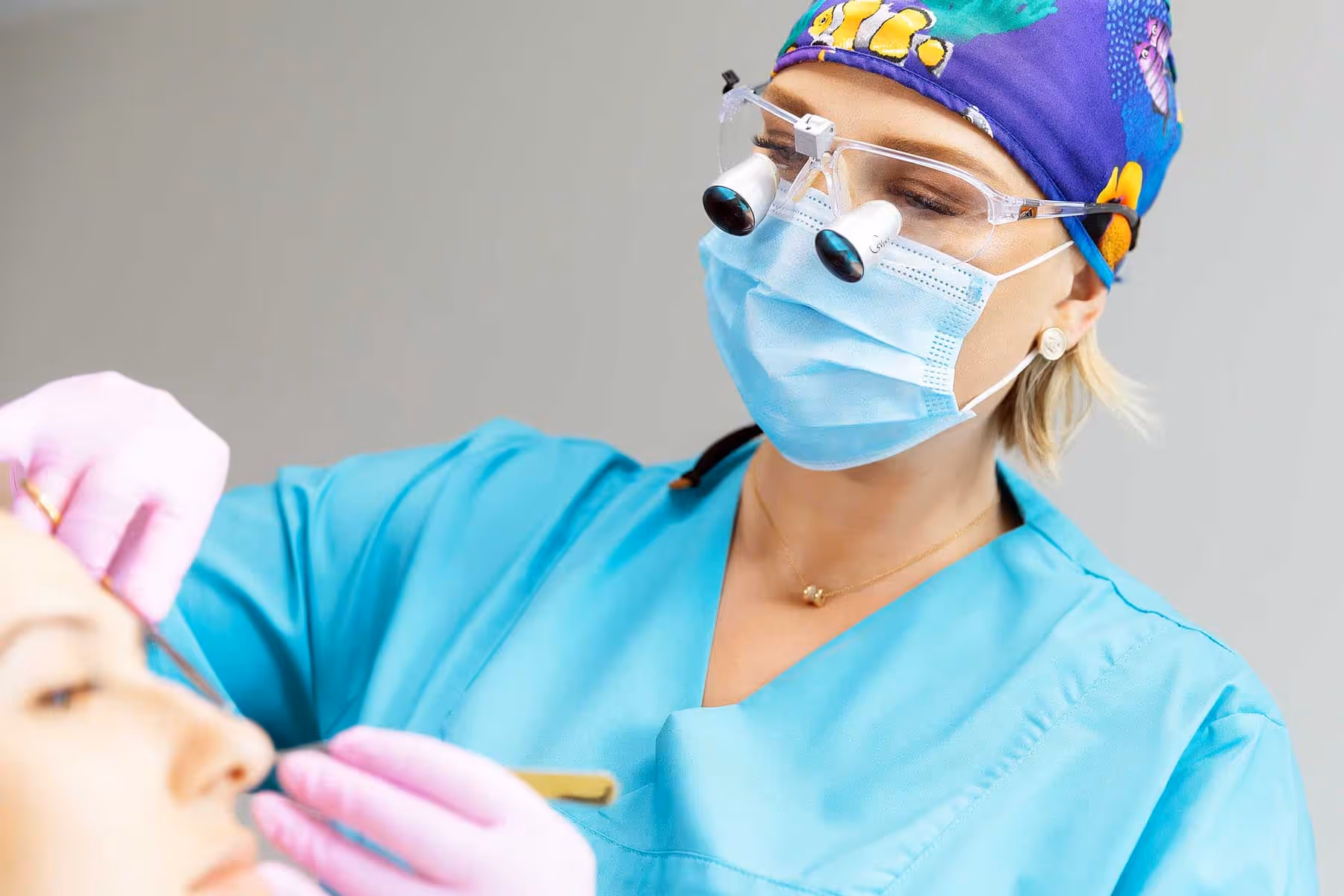 Mädchen im Grundschulalter trägt vor dem Spiegel Hautpflegeprodukte auf und folgt einer Beauty-Routine im Kontext des Sephora-Kids-Trends