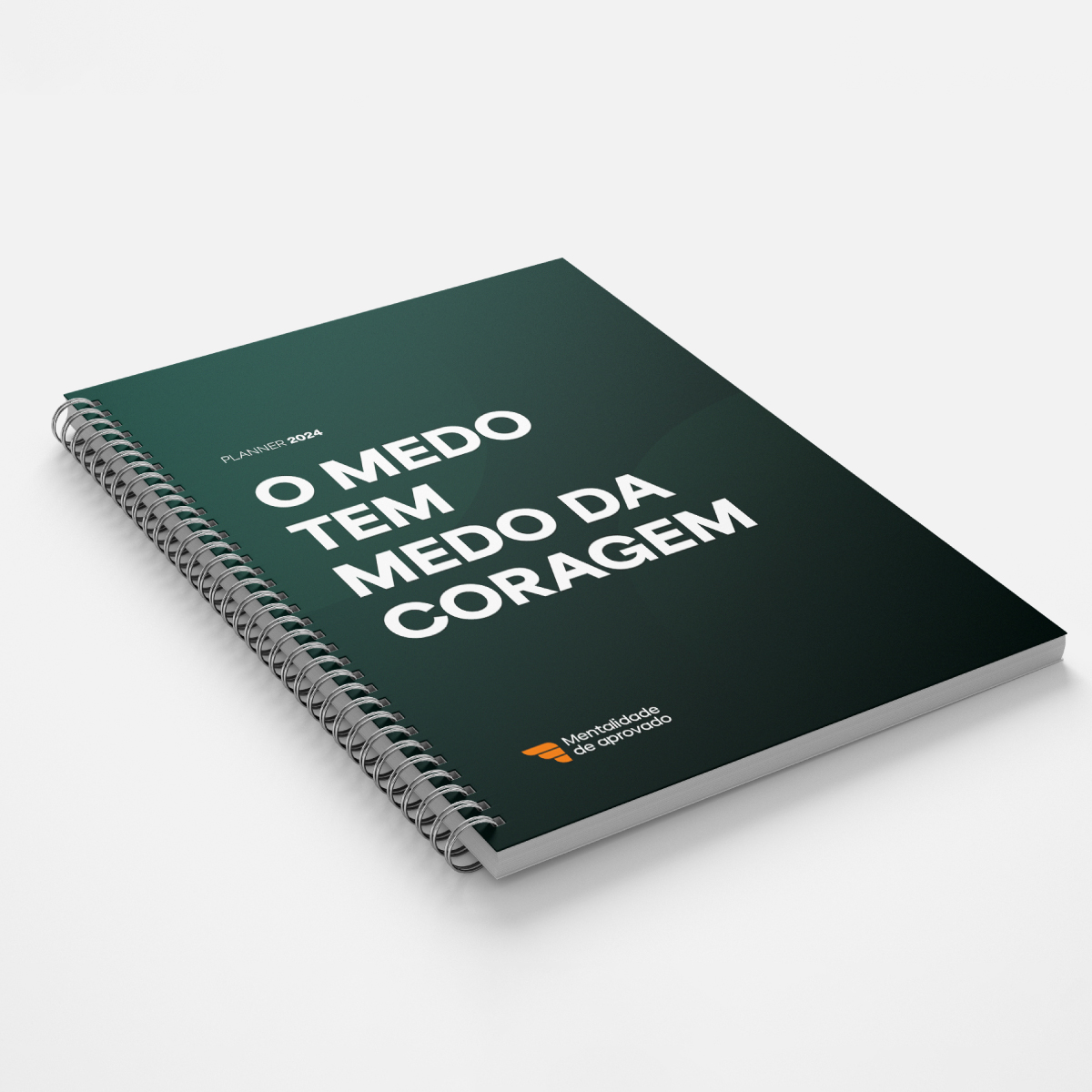 Planner 2024 com capa preta e frase em branco 'O medo tem medo da coragem', com logo da Mentalidade de Aprovado.
