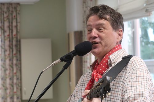 Včera nás navštívil zpěvák Vladimír Pecháček, dlouholetý bývalý člen legendární skupiny Patrola Šlapeto a orchestru Ondřeje Havelky. Zazpíval za doprovodu kytary písně staropražské, lidové, populární hity Karla Hašlera i známé melodie z filmů pro pamětníky.