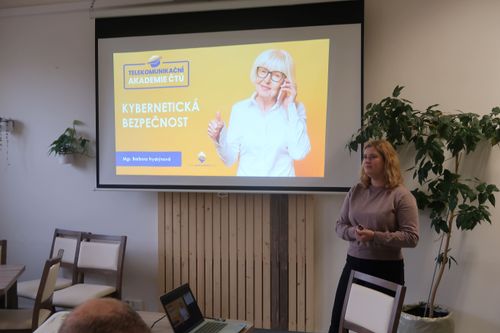V úterý 19.11. k nám zavítala paní Frydrýnová z Telekomunikační akademie ČTÚ s přednáškou o „Kybernetické bezpečnosti“. Uživatelé Domova, kteří využívají mobilní, chytré telefony, nebo tablety se dozvěděli o úskalích a rizicích při jejich používání. Dostali tipy na to jak si vytvořit bezpečné heslo, na co si dát pozor při pohybu na internetu nebo jaké podvodné SMS jim mohou přijít. Za tyto informace Děkujeme!