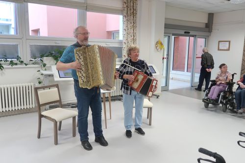 Při návštěvě heligonkářů, paní Hochové a pana Fiktuse, se naším prostorem rozezněly známé melodie 🪗. Uživatelé si s chutí zazpívali, zavzpomínali na mladá léta a užili si příjemné chvíle plné hudby a dobré nálady. 😊❤️ Děkujeme za krásné vystoupení a těšíme se na další setkání! 🎶👏