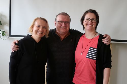 Děkujeme za zajímavou besedu „Když století, městem proletí“, kterou vedl známý fotograf pan Binder ve spolupráci s ADROU - paní ředitelkou Ing. Ivou Kyselovou a koordinátorkou dobrovolníků - Mgr. Kateřinou Petrášovou. 📷✨ Díky poutavému vyprávění a unikátním snímkům jsme měli možnost nahlédnout do proměn města v průběhu desetiletí. Děkujeme za inspirativní setkání! 😊