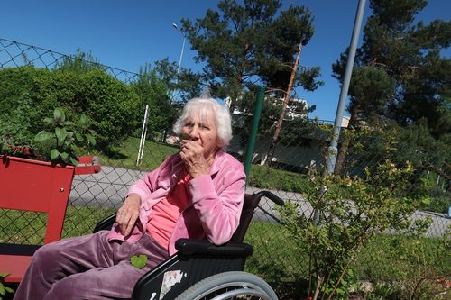 Terapeutická metoda reminiscence (vzpomínání) využívá dlouhodobou paměť, snaží se o vyvolání příjemných vzpomínek a zlepšení duševní pohody. Probíhá formou rozhovoru mezi terapeutem a klientem a lze při něm k navození tématu využít různé podněty - u nás aktuálně například čerstvé jarní bylinky a koření.