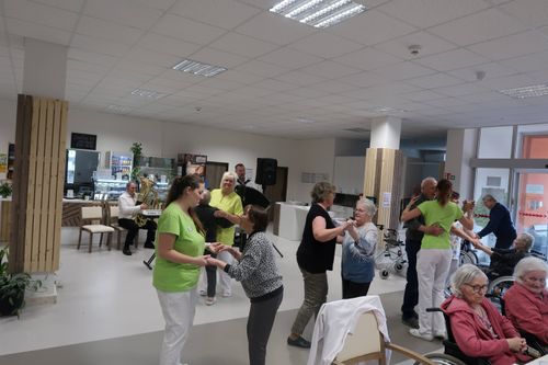 Den matek jsem si užili opravdu naplno! Oslavy se zúčastnili nejen ženy, ale i muži, kteří přišli společně strávit příjemné odpoledne a oslavit tento krásný svátek. O skvělou atmosféru se postarala oblíbená kapela Kámeňáci, která u nás vystoupila již po několikáté – a opět nezklamala! Jejich hudba roztančila nejedno srdce a vykouzlila úsměv na tváři všem přítomným. Nechybělo ani bohaté občerstvení – připraveny byly chlebíčky, sladké dobroty, čerstvé ovoce a samozřejmě káva a čaj. Velkou radost udělalo i předání květiny dámám z prvního patra – dámy byly dojaté a vděčné za krásnou květinu, která jim zpříjemnila tento výjimečný den.