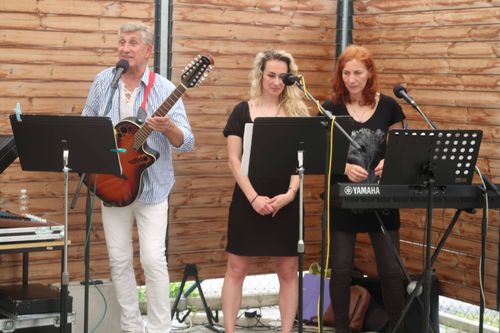 Úterní opékání buřtů se neslo v duchu dobré nálady. Sympatický Pepa Maxa se svou kapelou zahrál vše, co si klienti přáli – od pohodového country přes nesmrtelné hity Karla Gotta až po energickou muziku kapely Kabát. Počasí nám přálo – i když sluníčko zůstalo schované za mraky, nepršelo, a tak si všichni mohli užít odpoledne venku naplno. Klienti i zaměstnanci si pochutnali na šťavnatých buřtech a osvěžili se dobře vychlazeným pivem a čímkoli, co komu přišlo k chuti. Celým odpolednem se nesla pohodová atmosféra, plná zpěvu, smíchu a radosti ze společně stráveného času.