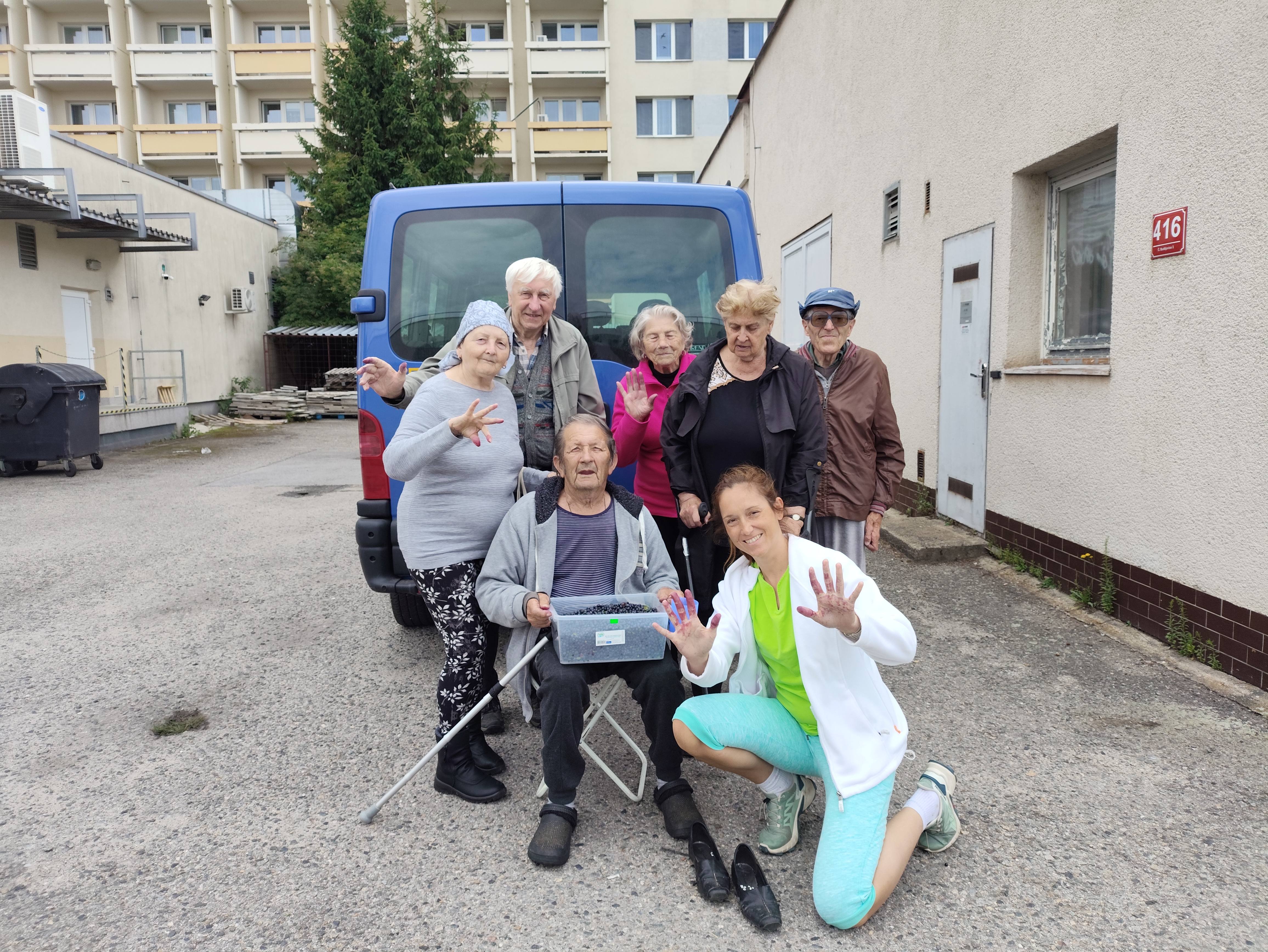 klienti Domova - fialové ruce, spokojené tváře