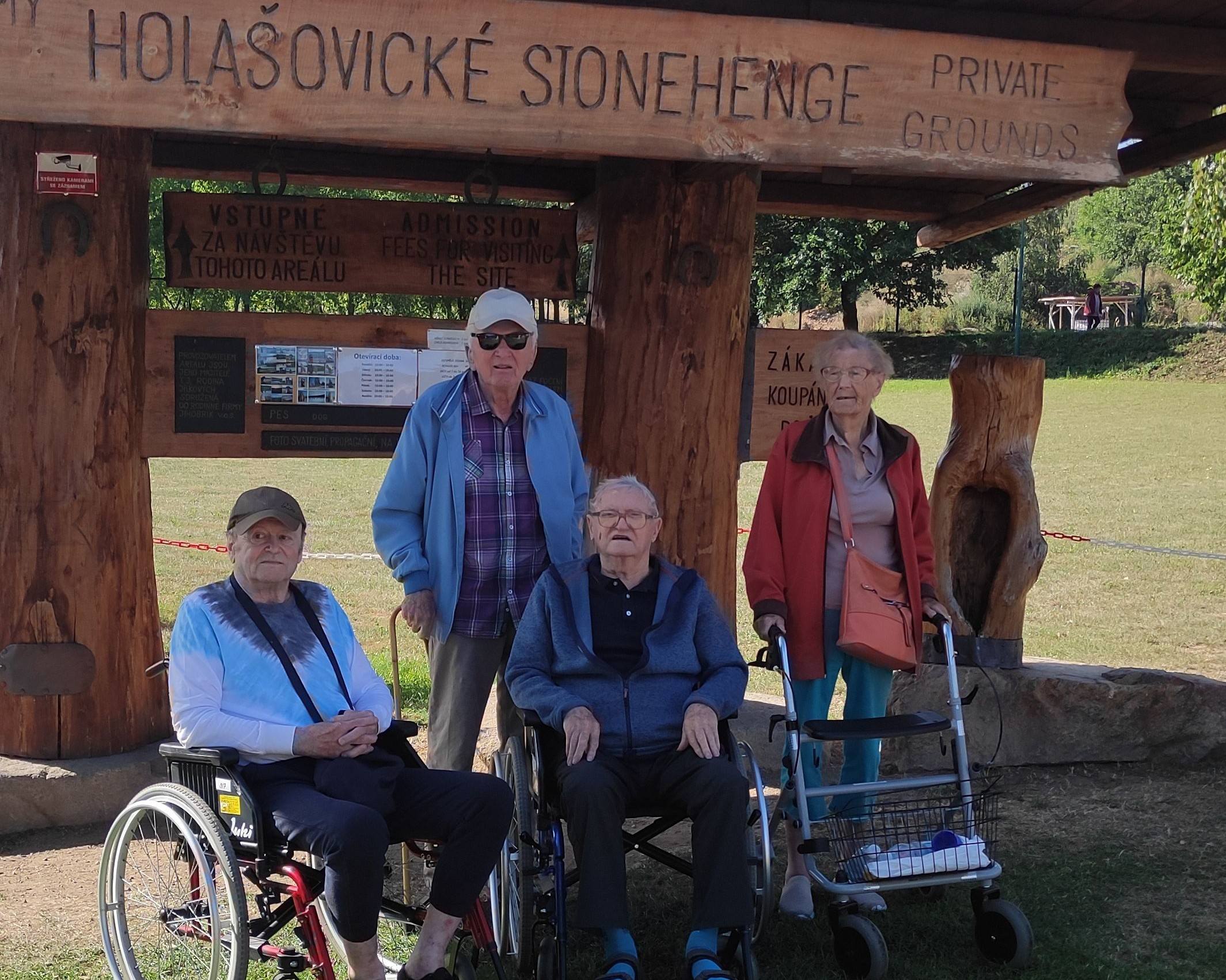 pan Polívka, pan Psohlavec, pan Nečas a paní Jandlová u vstupu do Holašovického Stonehenge