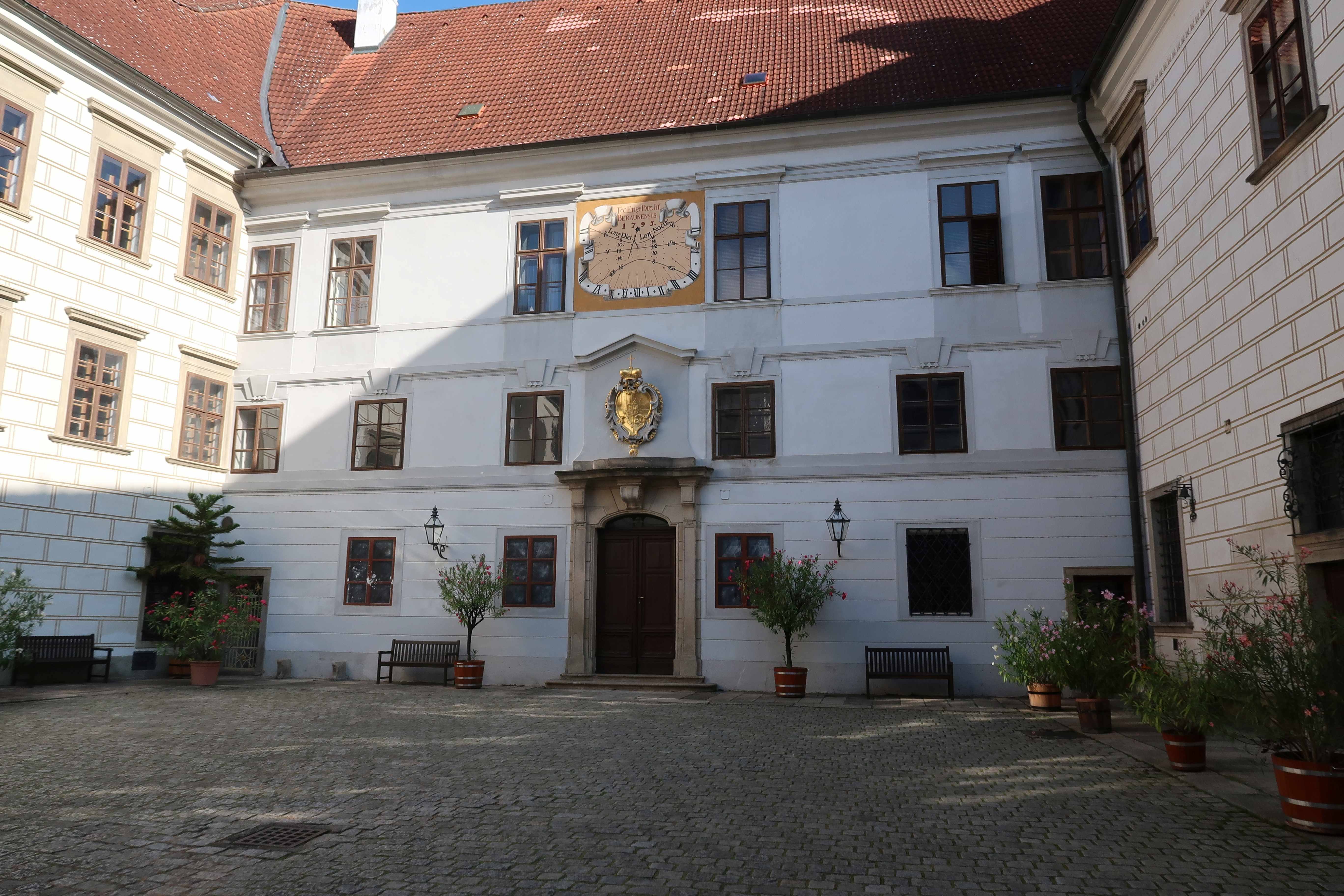 Třeboňský zámek a sluneční hodiny