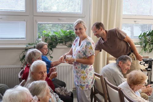 Víte, že včela dělnice žije jen 5-6 týdnů? Za tuto dobu nasbírá asi jednu čajovou lžičku medu! Včely si rozdělují práci podle životní etapy, ve které se nacházejí, např. krmí mladé, starají se o královnu či snáší pyl a nektar. Med se využívá i v medicíně. Při povídání o včelách s panem Hejskem jsme med také ochutnali a snažili se i rozpoznat v roji včel královnu. Děkujeme za krásné představení včel!