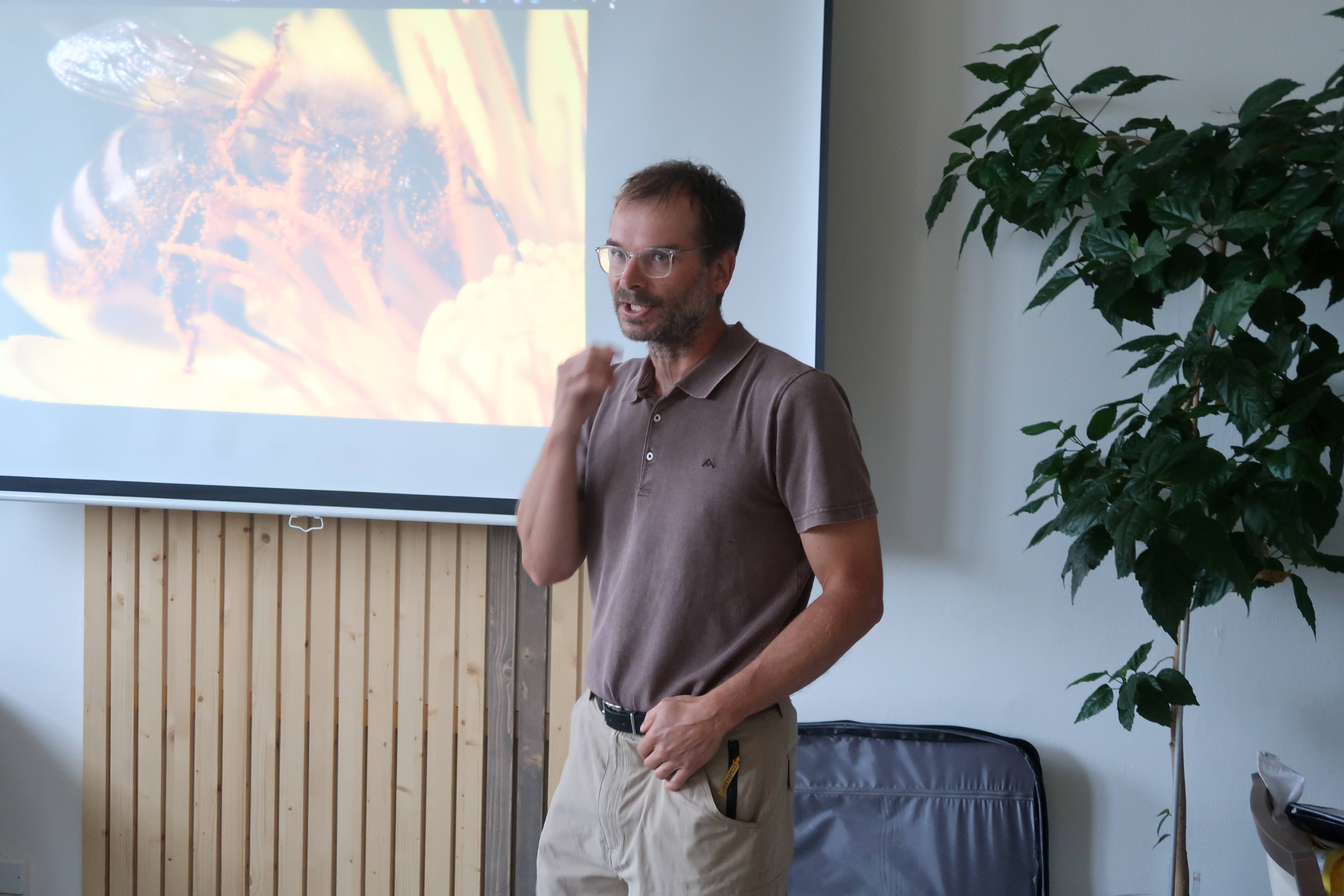 pan Hejsek nám krásně vyprávěl o včelách