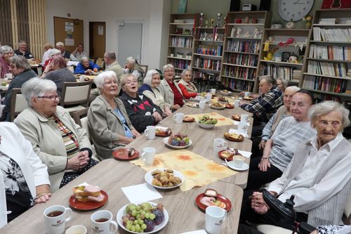 1. října jsme si společně připomněli Mezinárodní den seniorů, který jsme v našem Domově oslavili s radostí a úctou k našim klientům. Slavnostní odpoledne zahájila vedoucí sociálního úseku, paní Alena Vobrová, společně s vrchní sestrou, paní Marií Novákovou. Všem popřály krásný sváteční den a vyzvaly k tomu, aby si ho všichni naplno užili. K poslechu i tanci zahrála a zazpívala oblíbená kapela Samsonka, která svým vystoupením vytvořila příjemnou a veselou atmosféru. Nechybělo bohaté občerstvení – chlebíčky, slané dobroty z listového těsta, sladké zákusky i čerstvé ovoce. Naše aktivizační pracovnice se postaraly o to, aby se nikdo nenudil – s úsměvem vyzvaly klienty k tanci a společnému zpěvu. Celé odpoledne se tak neslo ve znamení dobré nálady, radosti a společně strávených chvil.