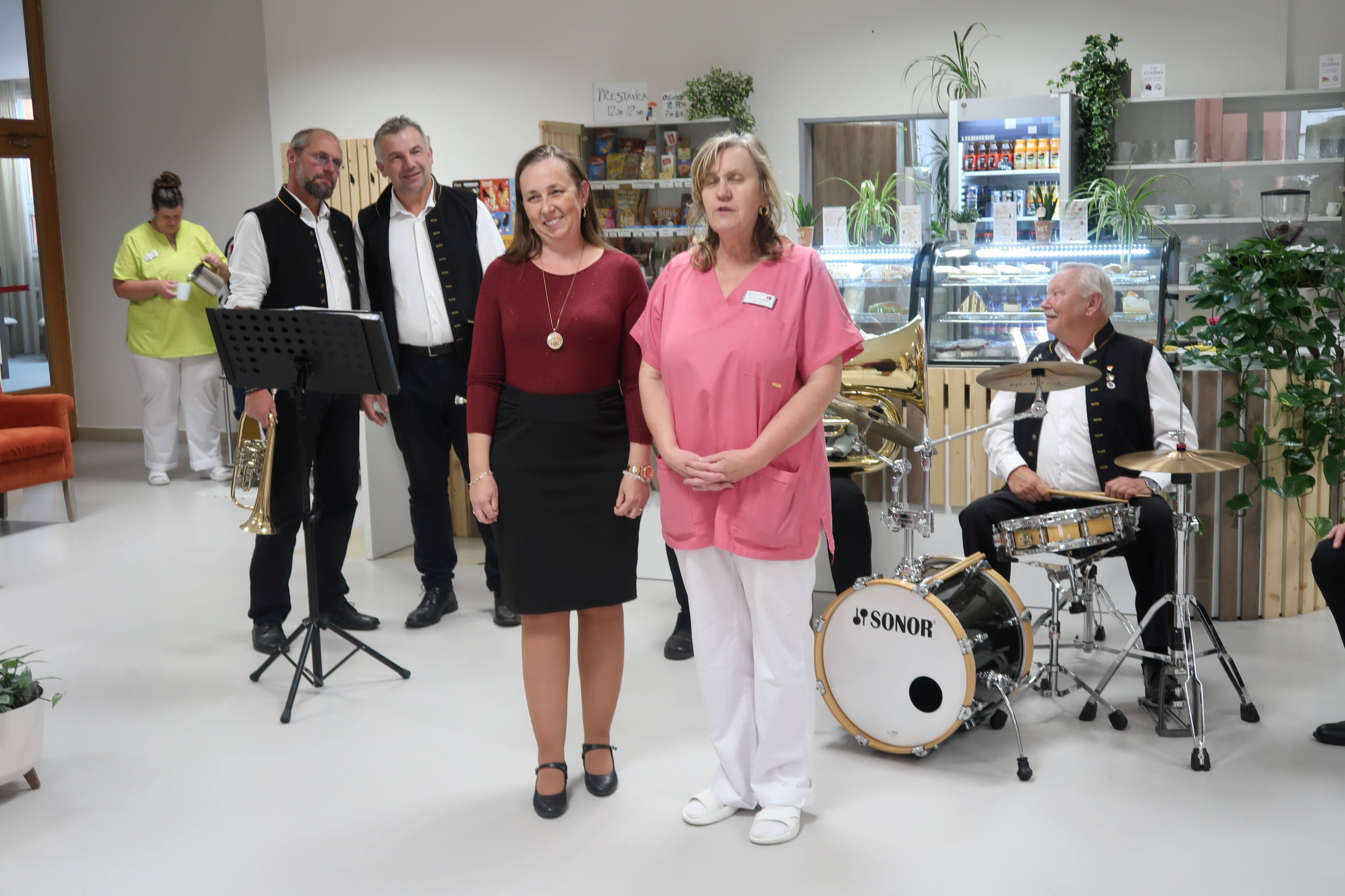 Vedoucí sociálního úseku, paní Alena Vobrová a vrchní sestra, paní Marie Nováková