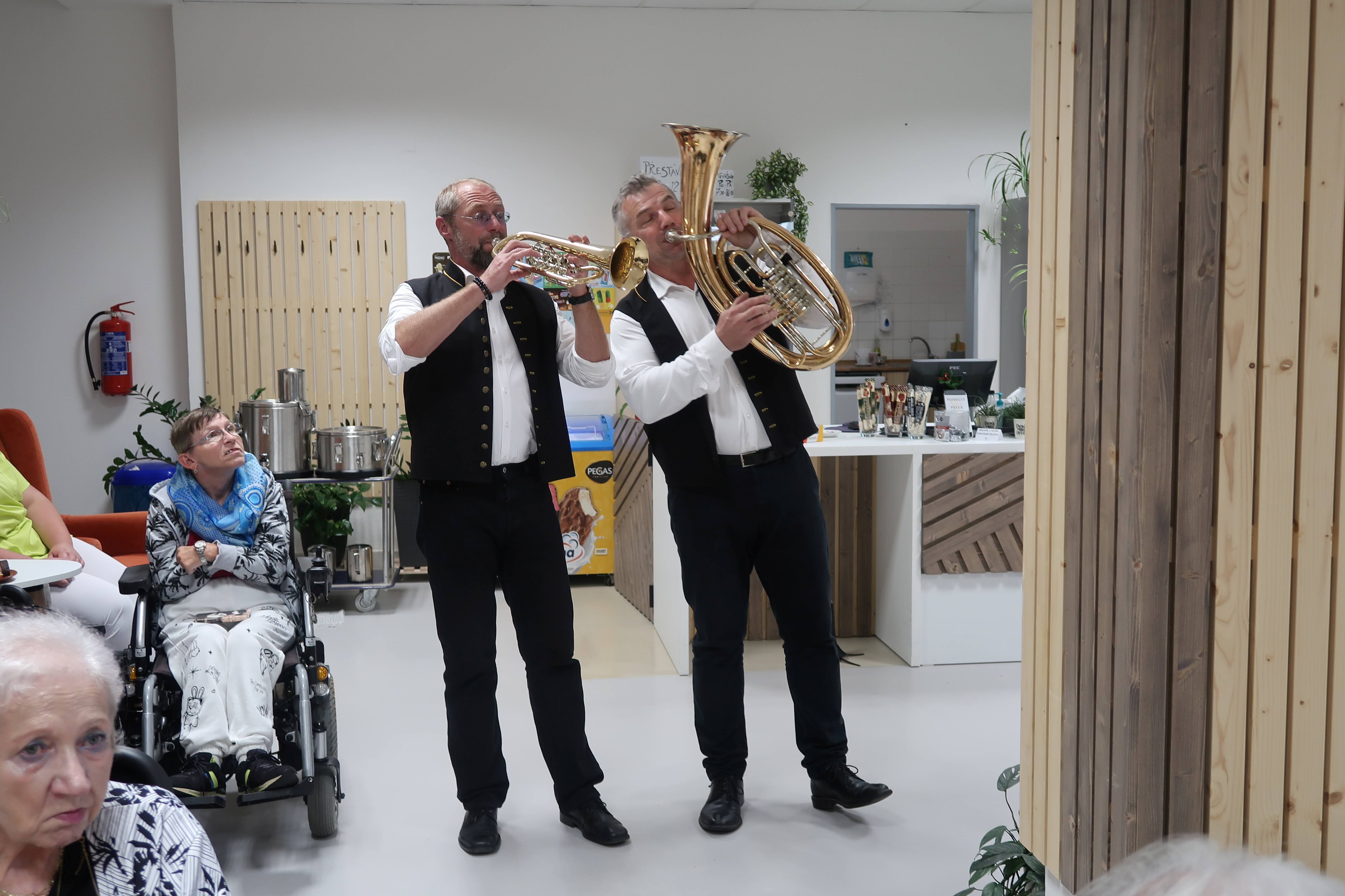 zahrála a zazpívala kapela Samsonka