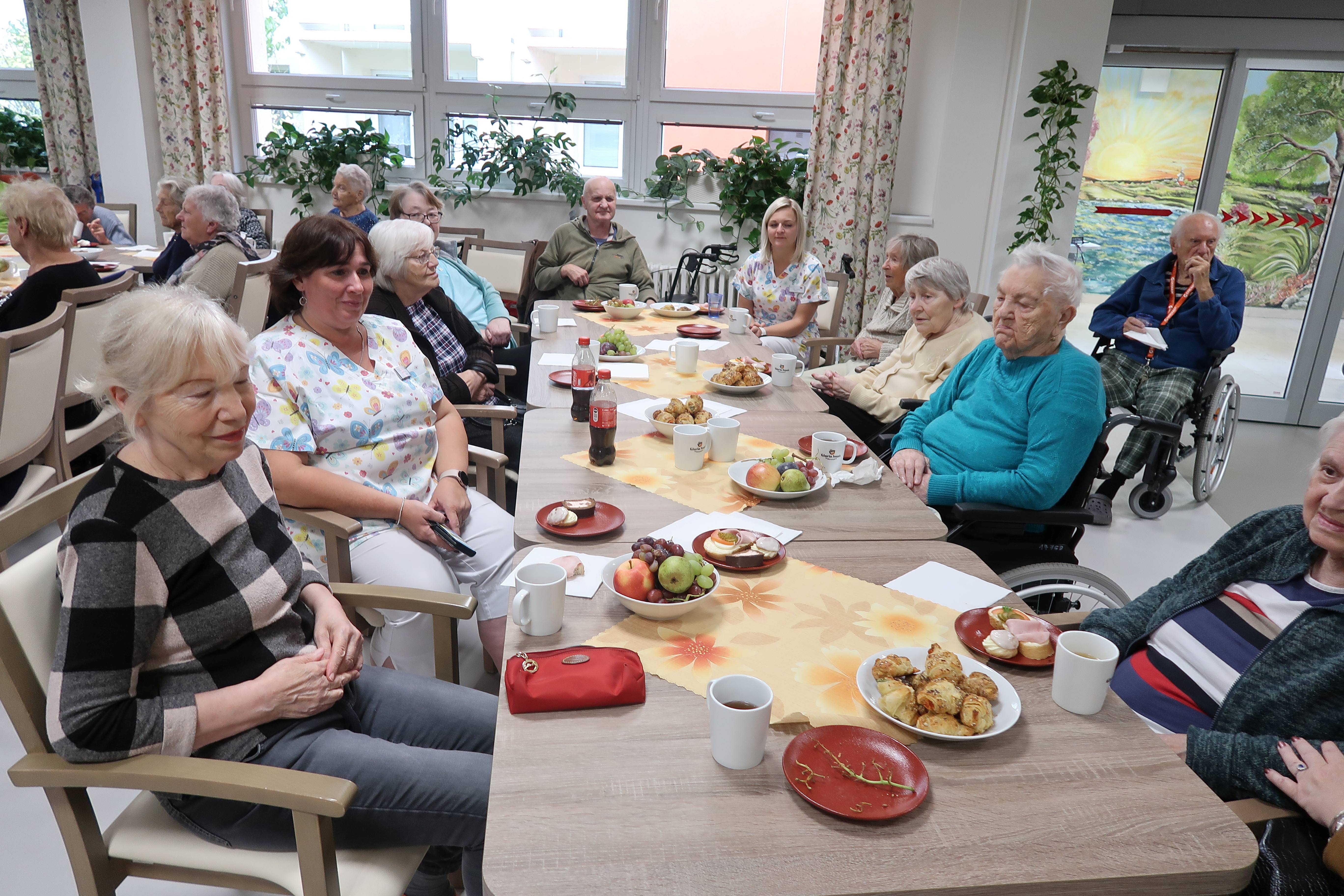 nechyběly dobroty, jako chlebíčky, zákusky, ovoce