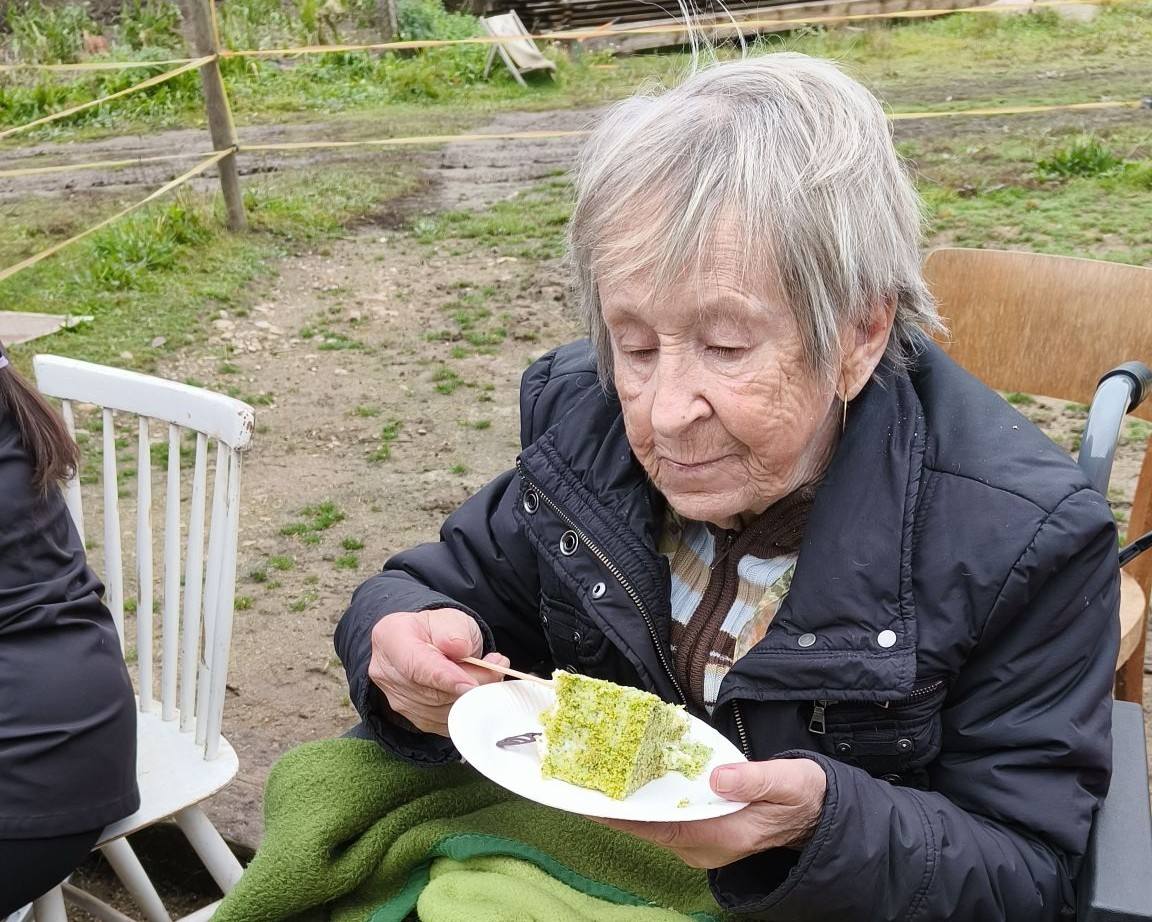 paní Valová si pochutnává na Mechovo - špenátovém dortu