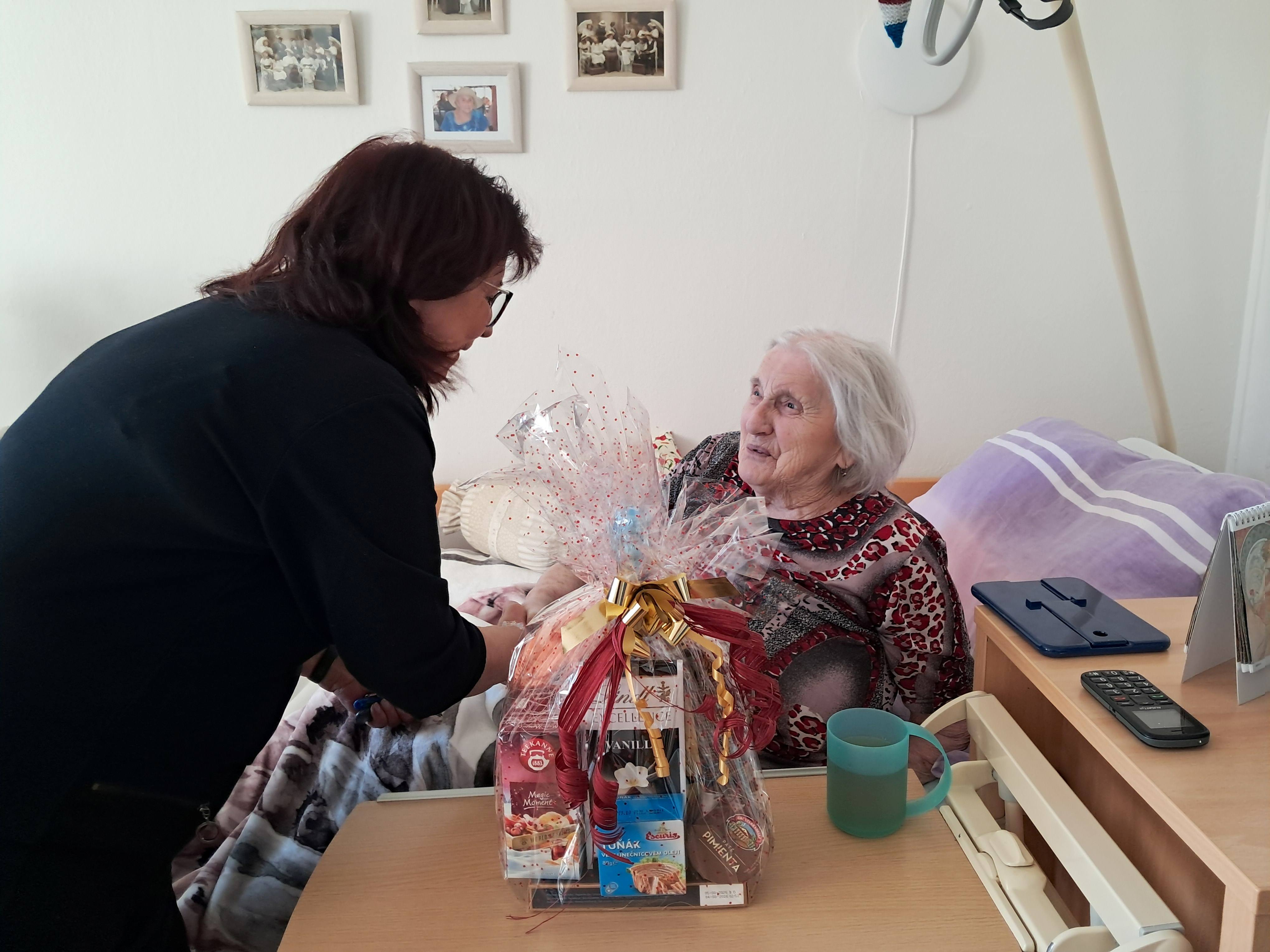Naše sociální pracovnice, paní Linhartová, gratuluje za Domov Hvízdal paní Zimrové ke krásným 101. narozeninám