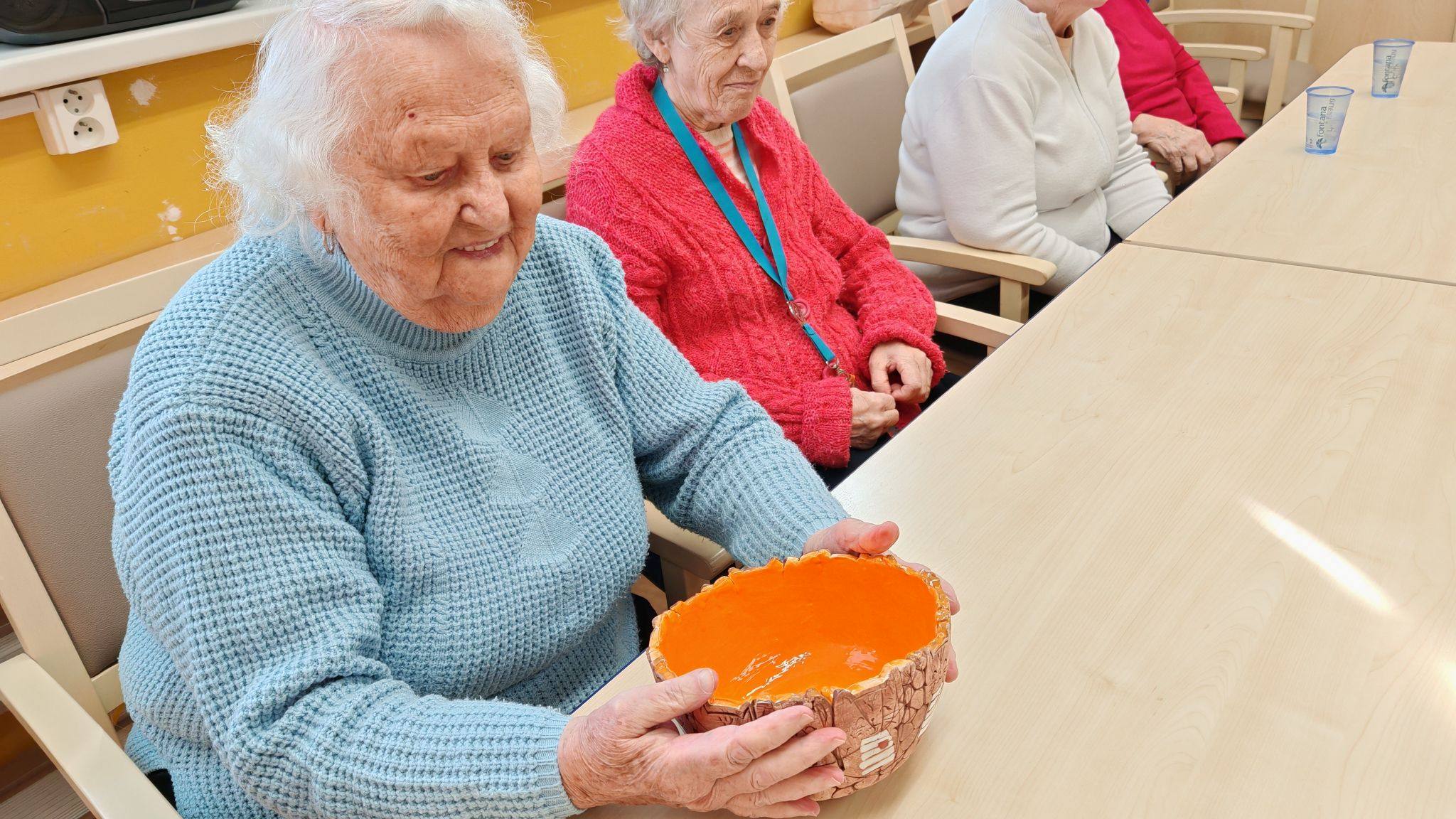Keramická mísa, kterou si klienti ze Staraoměstské vyrobili při minulé návštěvě.