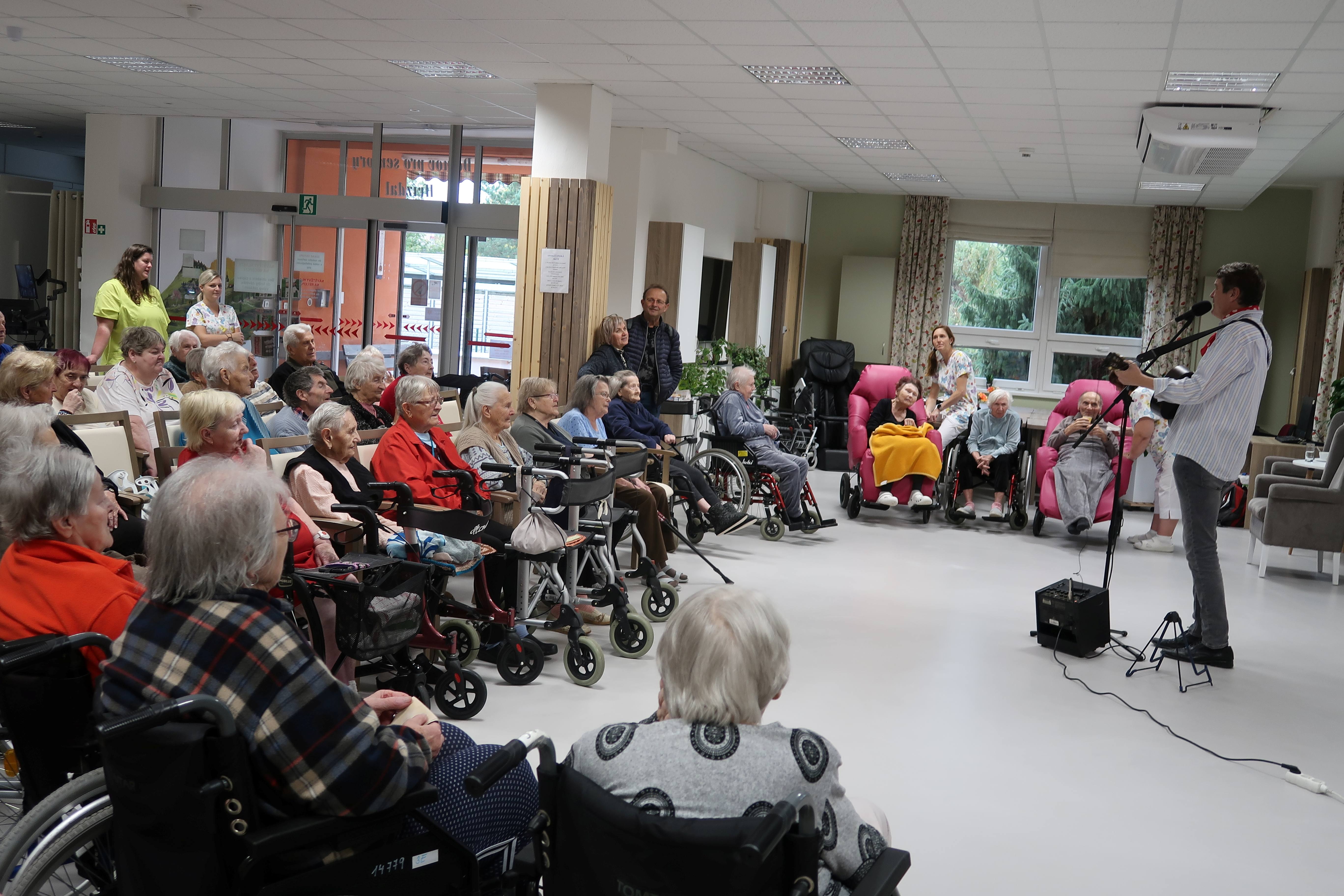 oblíbené tóny se nesly atriem 