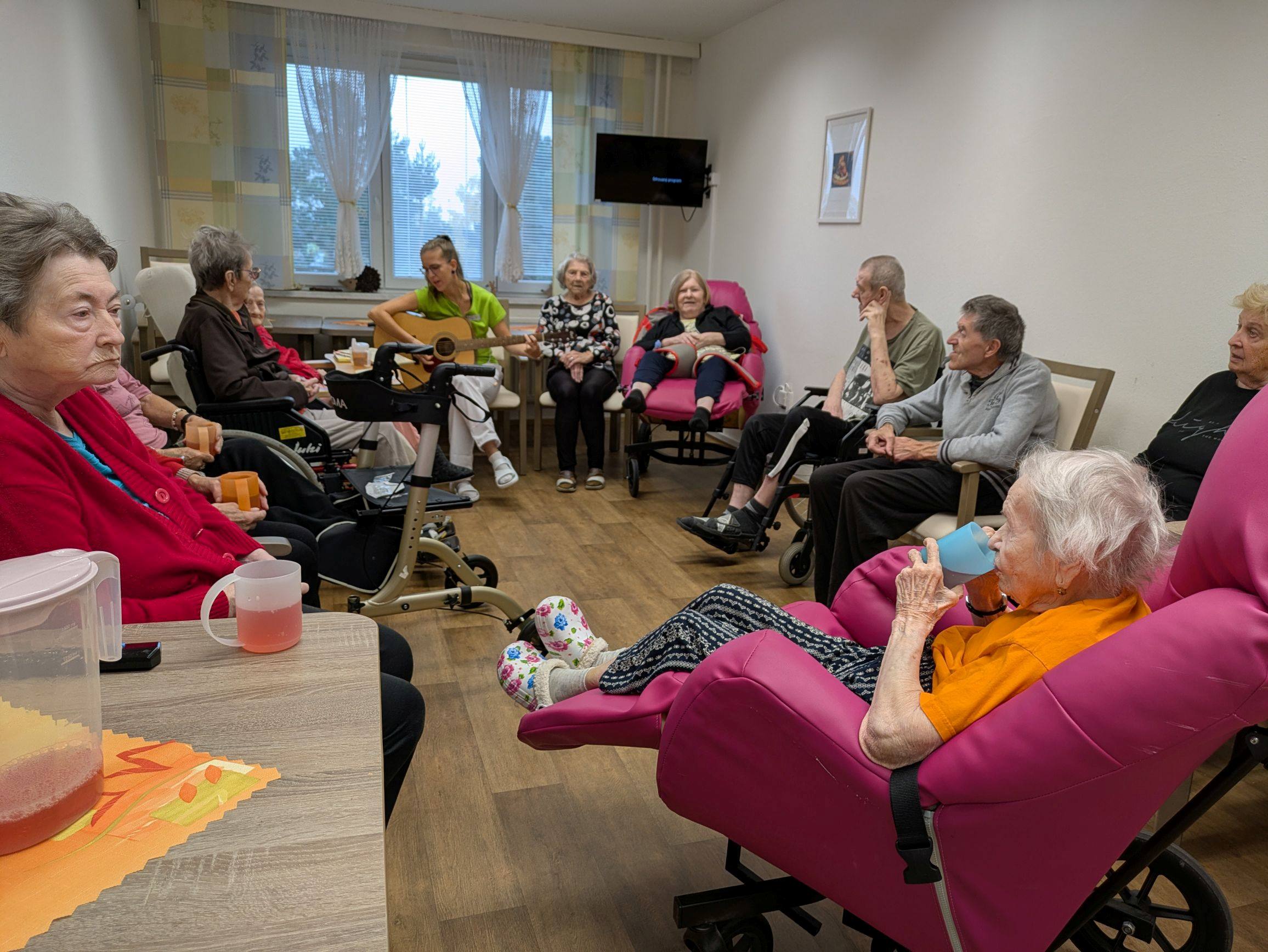 Nová aktivizační pracovnice, paní Průchová s klienty