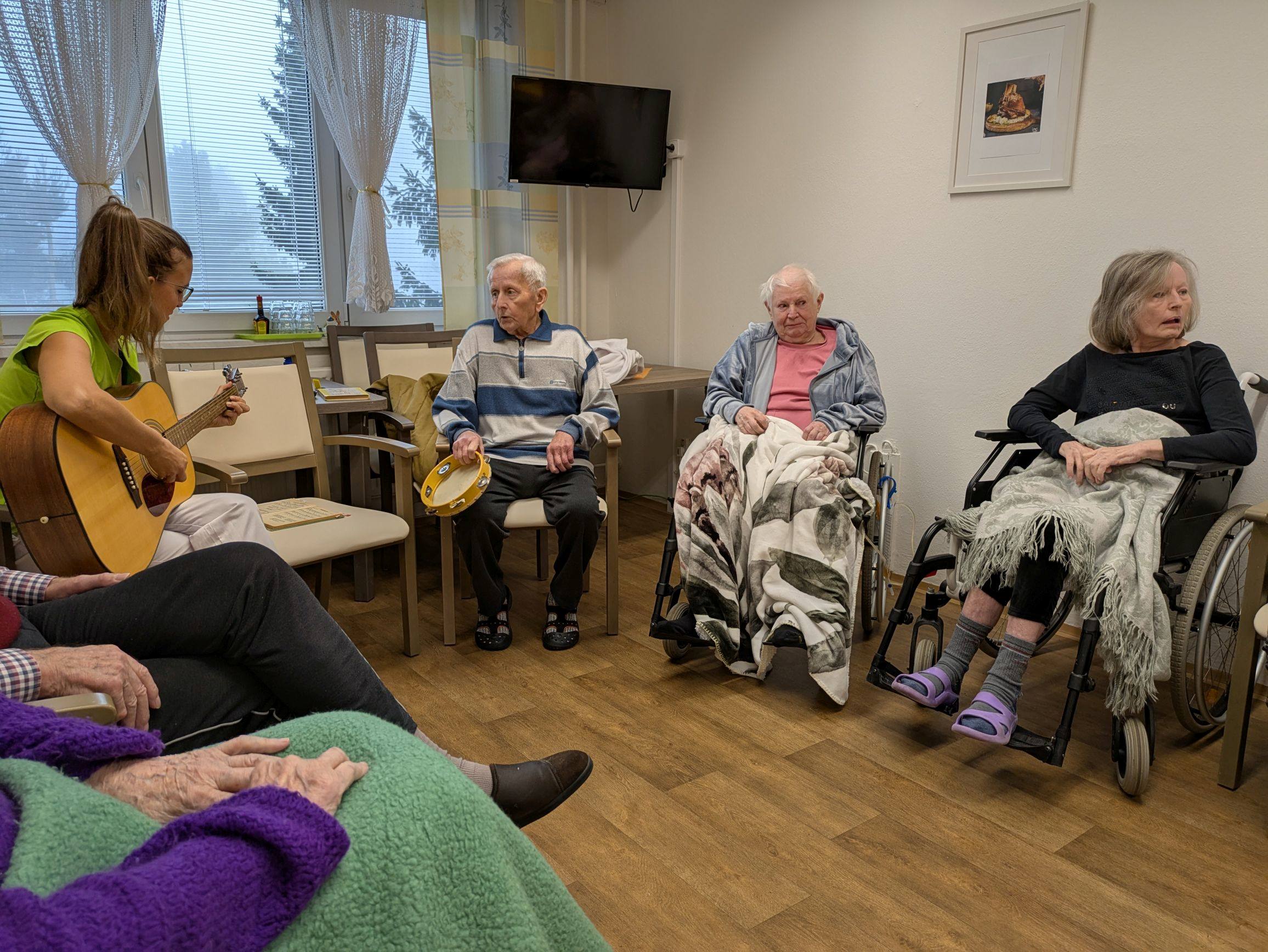 Paní Průchová hraje krásně na kytaru a s klienty zpívá  známé lidové písně