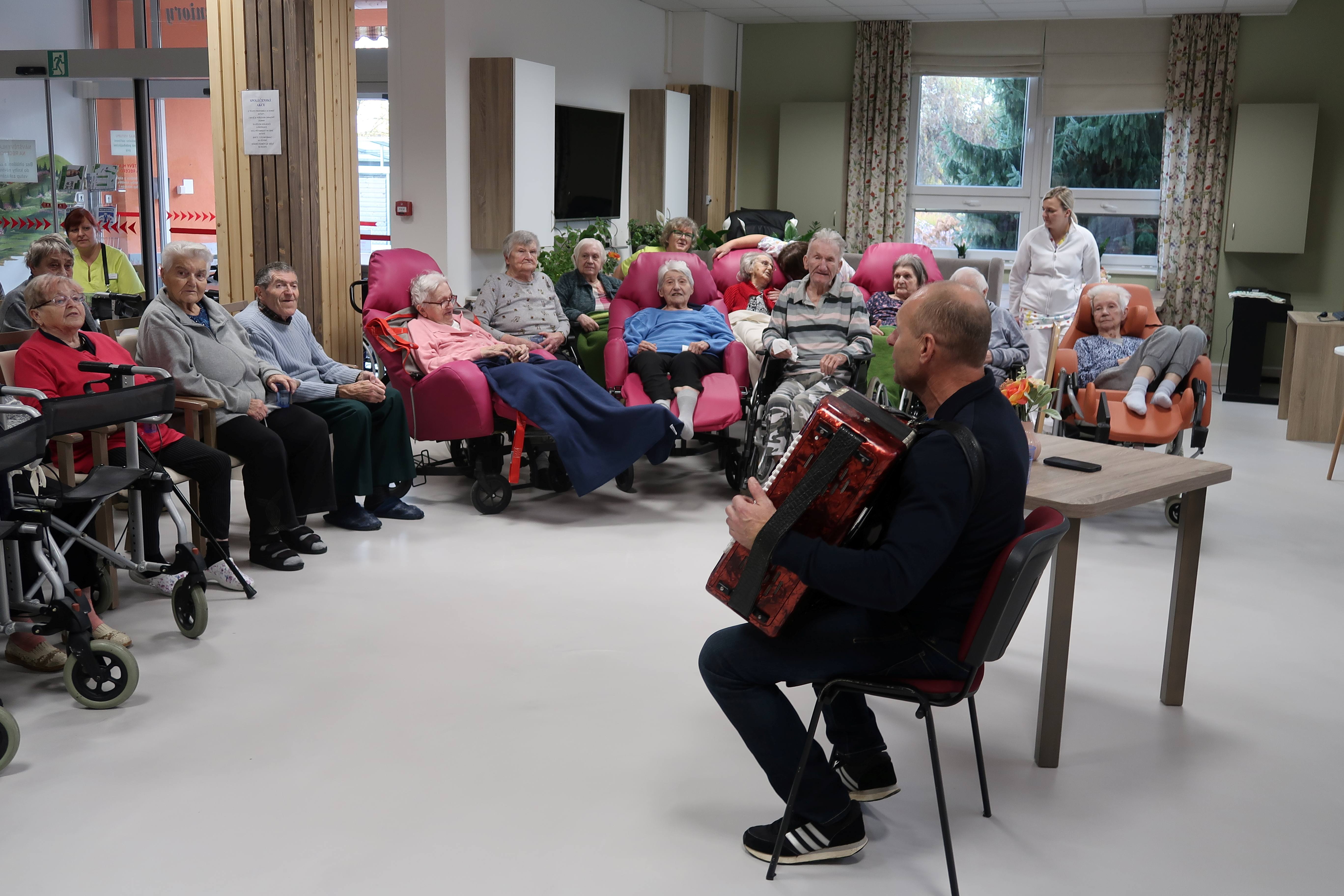 lidové písně zněly atriem domova