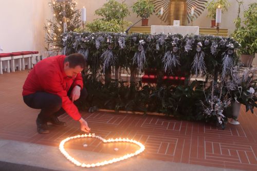 Zapálením svíce ve farnosti Sv. Vojtěcha jsme v sobotu poděkovali za život každého obyvatele a zaměstnance našeho Domova, kteří nás v roce 2025 opustili. Děkujeme zaměstnancům Domova a současně farnosti Sv. Vojtěcha za uskutečnění již čtvrtého setkání. Děkujeme i za milé ohlasy rodin našich zesnulých a jedno přidáváme: "Dobrý den pane řediteli a paní Pupíková, děkujeme vám za realizaci mše za zemřelé. Bylo to moc pěkné rozloučení pro všechny pozůstalé. Jsme velmi spokojeny s vaší prací. Přejeme vám hodně zdraví a pohody v novém roce.“ Dcery Zdeňka Hosnedla - Zdeňka Řeháková a Božena Bušková.