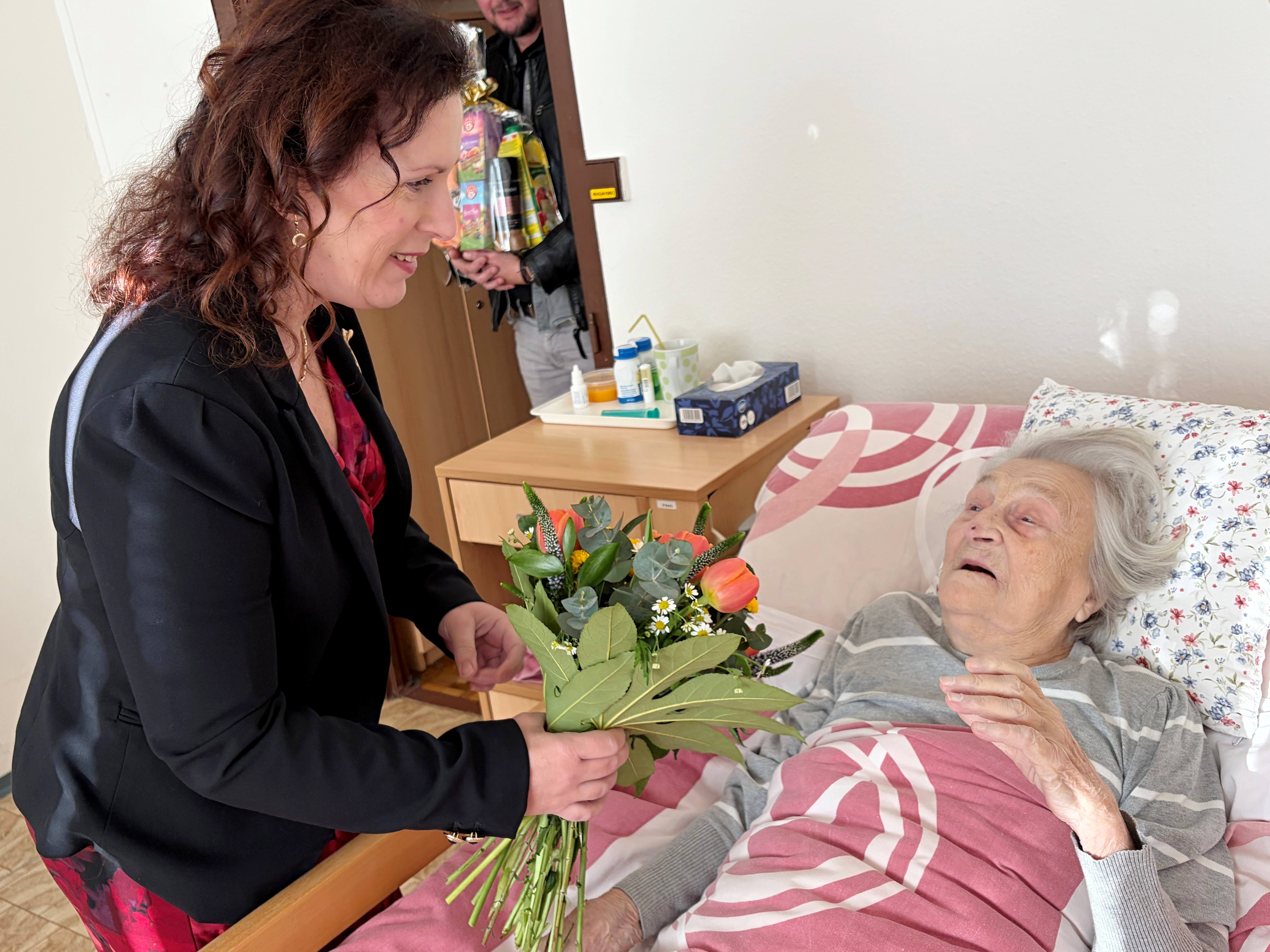 Paní Podolákové přišla popřát také primátorka, paní Dagmar Škodová-Parmová 2