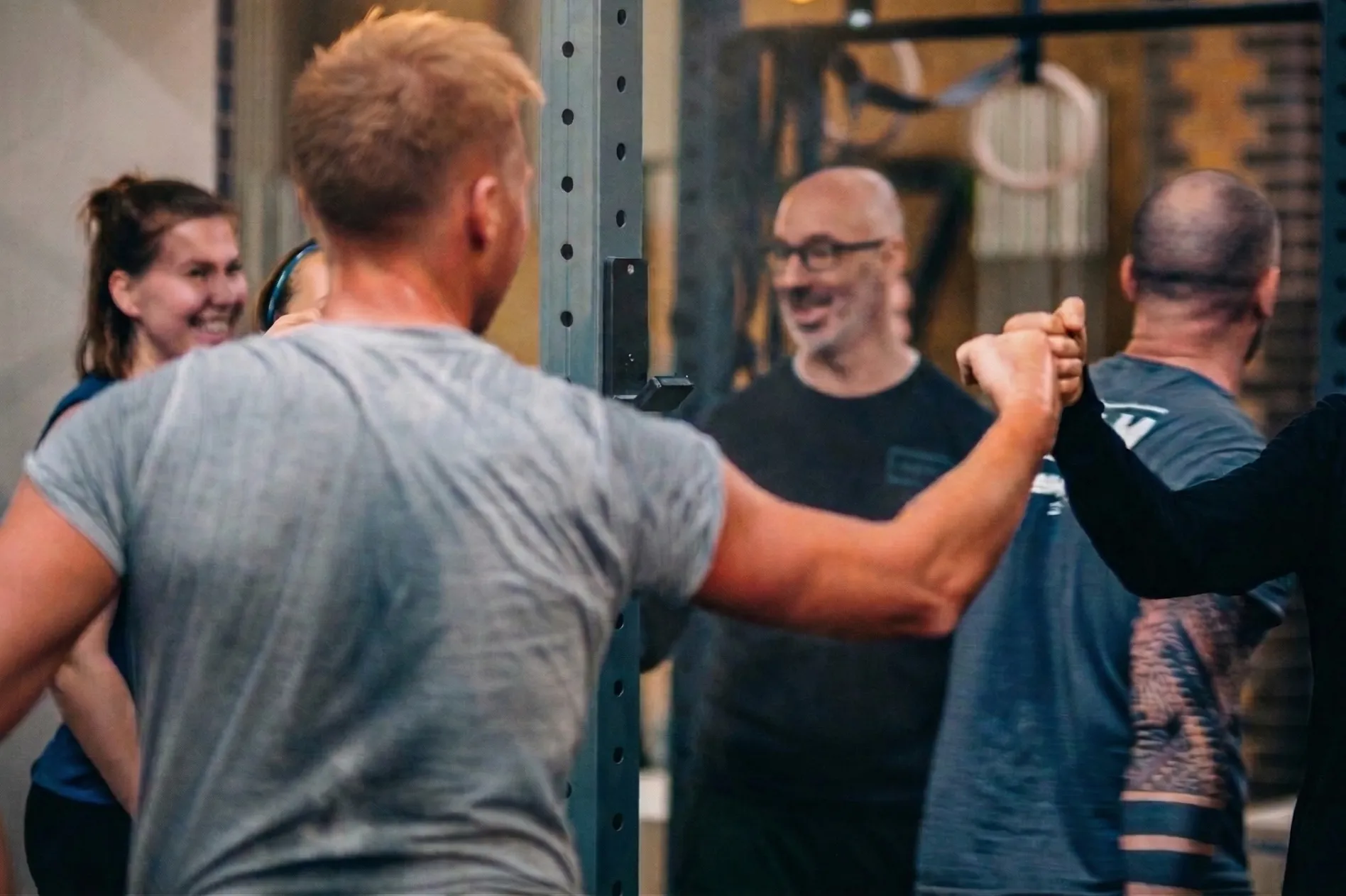 Mitglieder klatschen sich nach dem Training bei BLN.Athletics ab