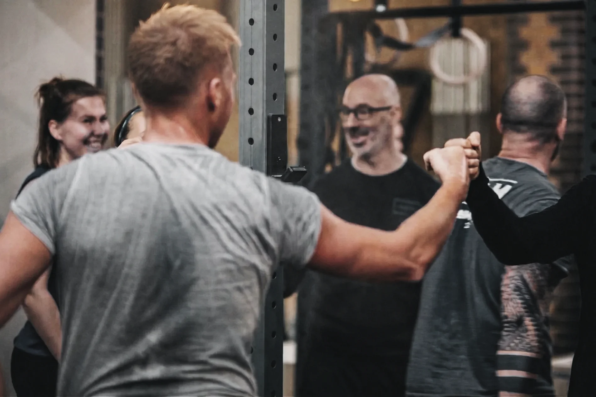 Mitglieder klatschen sich nach dem Training bei BLN.Athletics ab