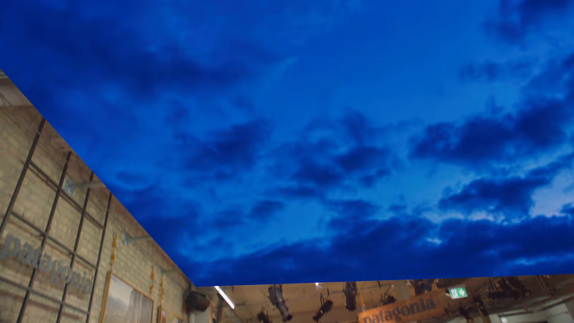 Pre-Visualisation eines VFX Shot bei welchem sich die Decke eines Ladens auflöst und der Himmel sichtbar wird.