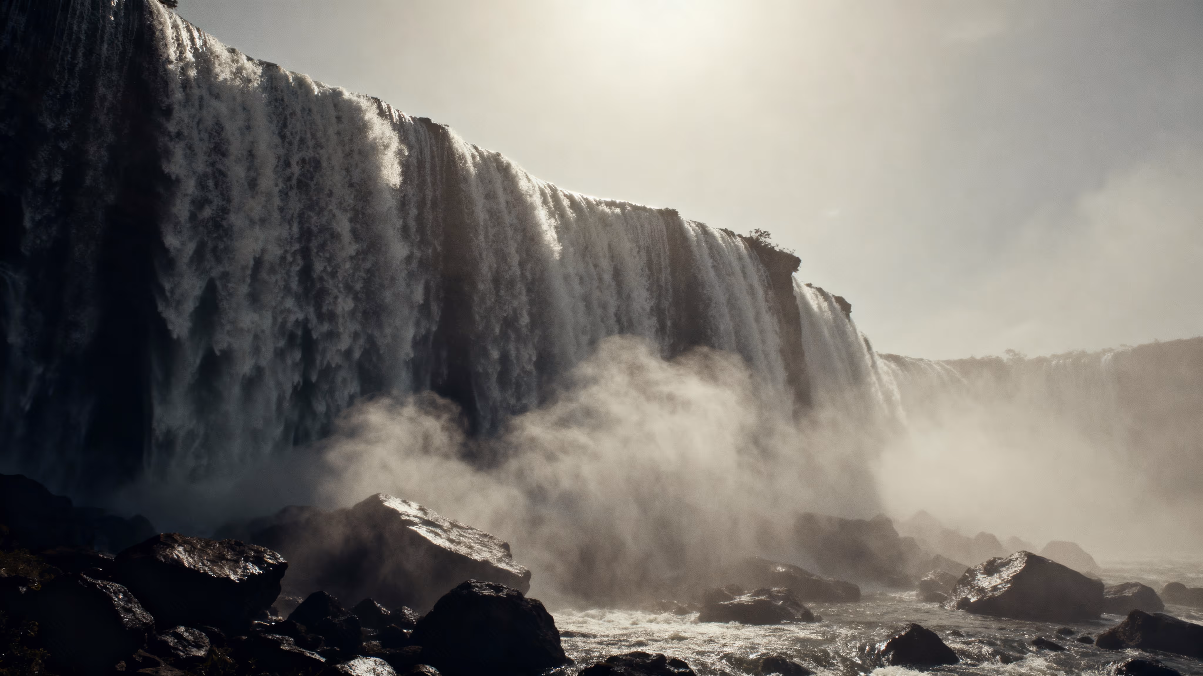 Ein AI Still eines grossen Wasserfalls.