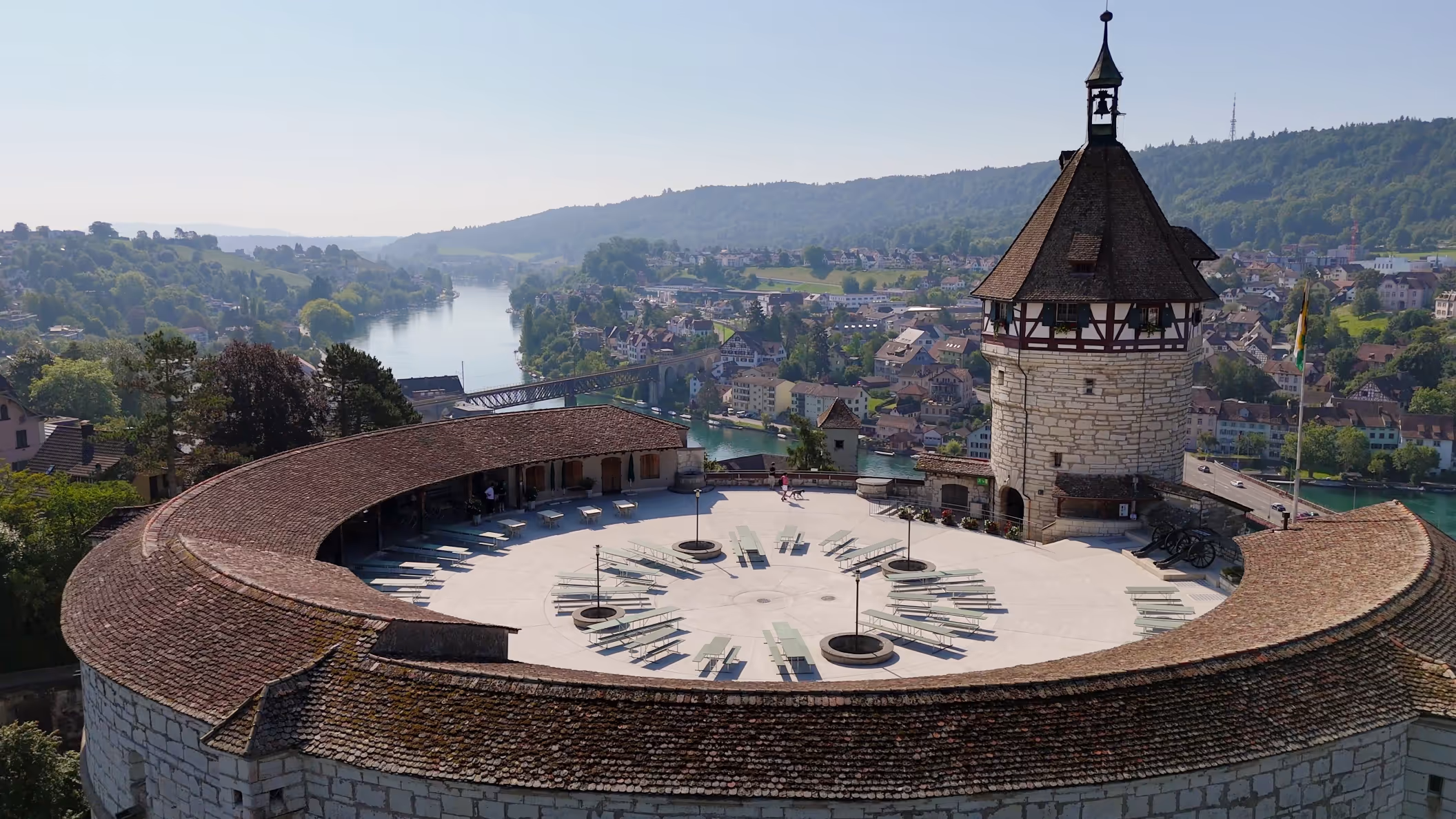 Drohnenshot einer Videoproduktion im Tourismus.
Zu sehen ist die Munot-Festung und im Hintergrund der Rhein.