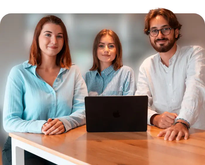 Photo de Marion, Diana, et Leo, respectivement, Cheffe de Projet, Commerciale, et Chargé de Marketing chez Cocoon-Immo