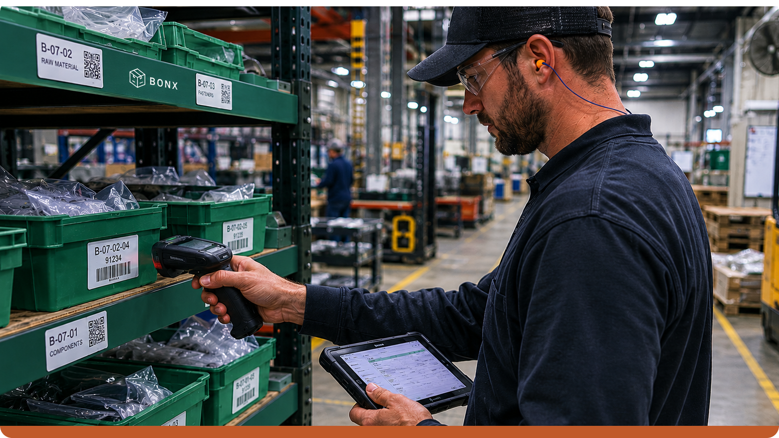 Comptage cyclique en production industrielle : employé scannant les stocks pour améliorer la précision de l’inventaire et la gestion des stocks.