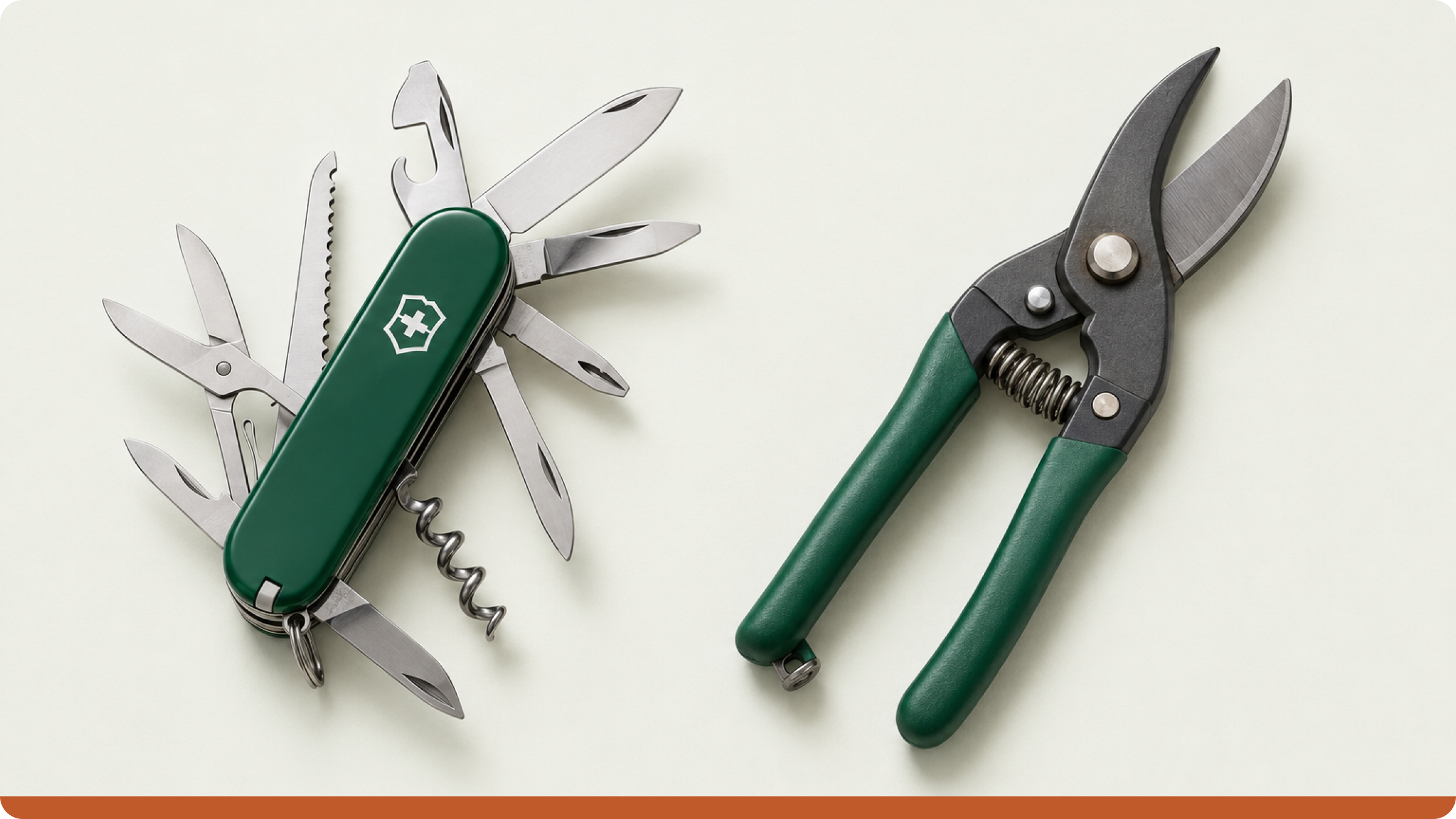 Couteau suisse et cisailles industrielles comparant Odoo pour l’industrie manufacturière à un ERP spécialisé pour les opérations de production.