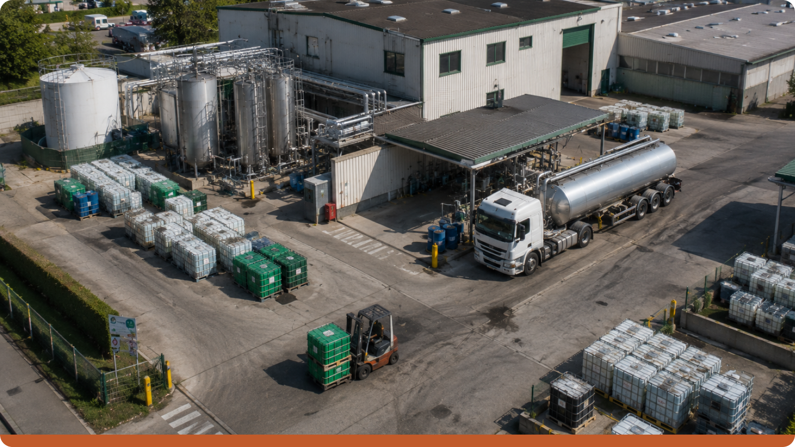 Site de fabrication chimique avec cuves, conteneurs IBC et zone de chargement, illustrant la gestion des FDS et un ERP.