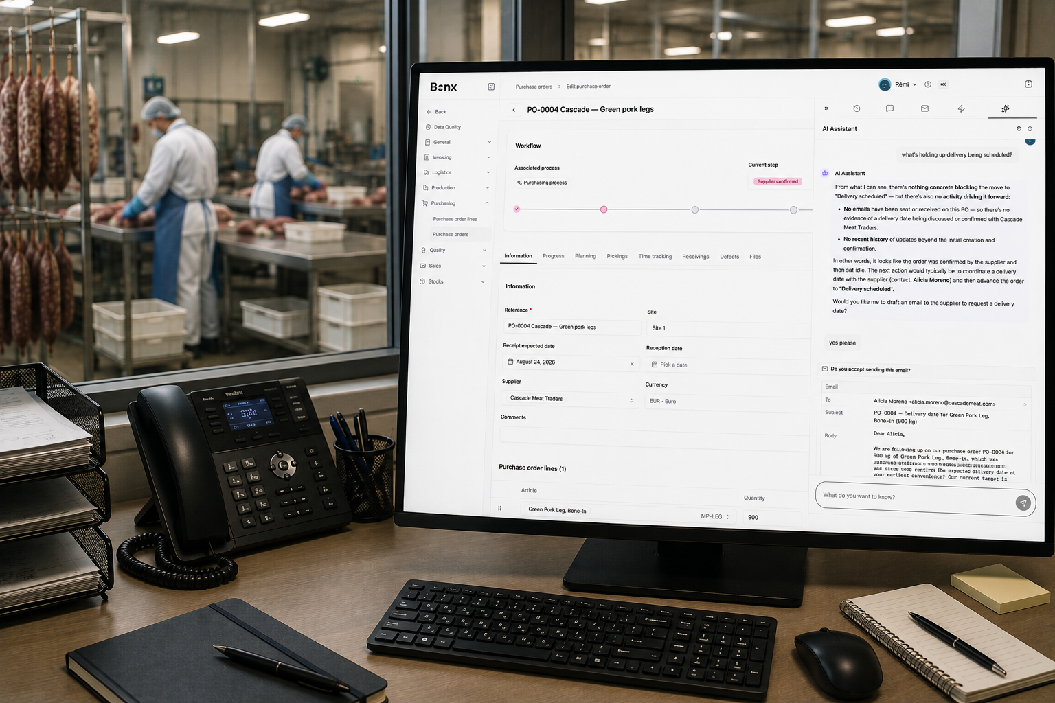 Schermata dell'ordine d'acquisto in Bonx con l'assistente IA che spiega perché la consegna non è ancora pianificata e prepara un'email di sollecito al fornitore, con uno stabilimento di lavorazione delle carni sullo sfondo.