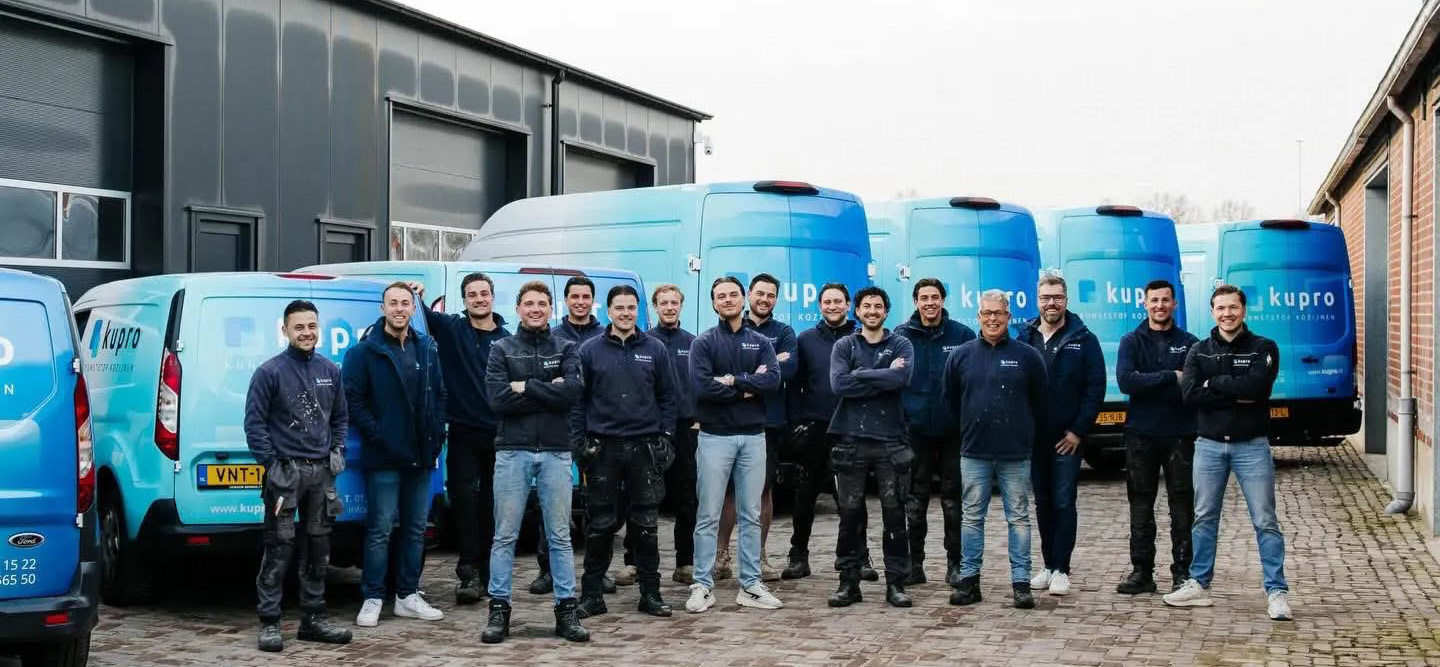 Een Kupro-collega verwelkomt klanten in de showroom