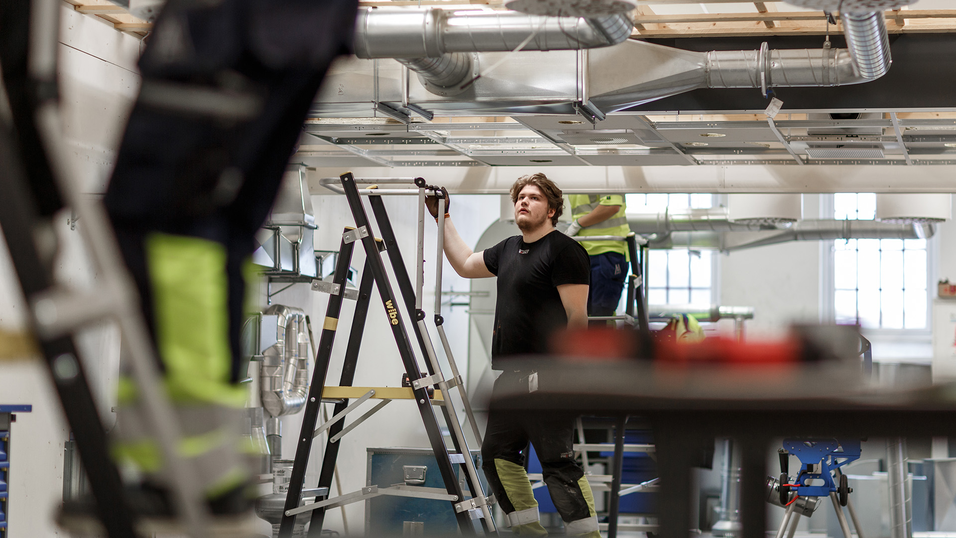 Bild på två personer med ventilationscylindrar i armen