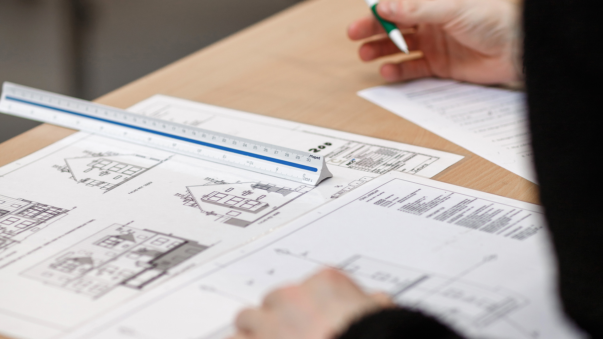 Två personer står och kollar på ritning