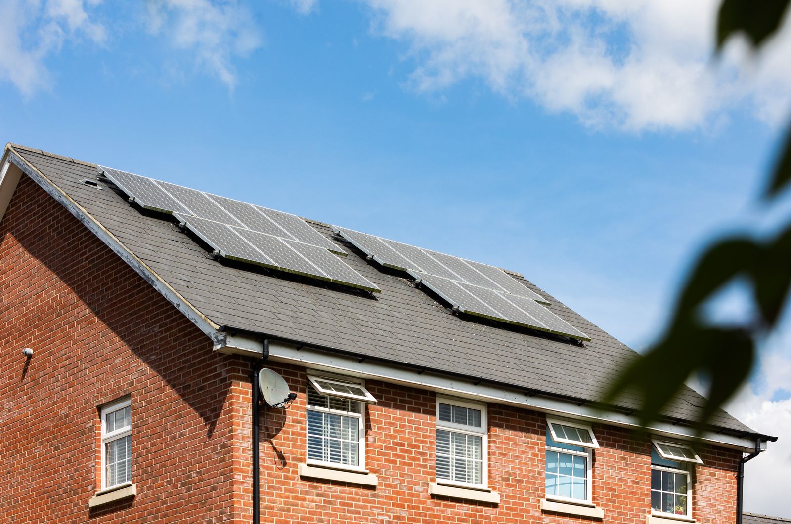 Panneaux solaires sur le toit d'une maison en briques